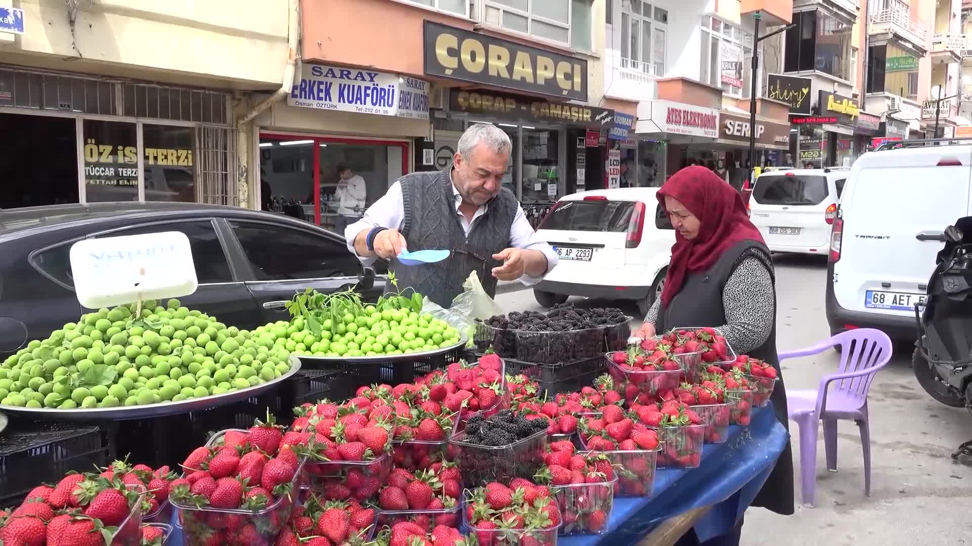 Aksaraylı pazarcılar, fiyatlardan dert yandı: "Millet karpuzu dilimle, peyniri gramla alıyor"