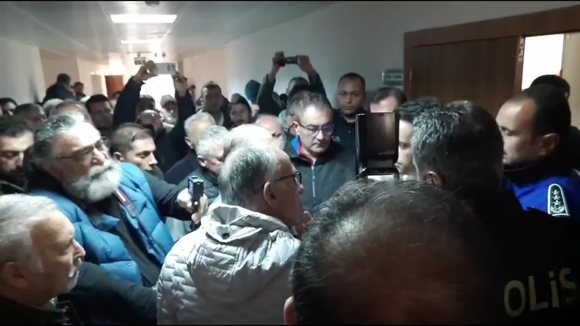 Arhavi'de kurulması planlanan kafes balıkçılığı projesinin ÇED toplantısı tepkiler üzerine gerçekleştirilemedi