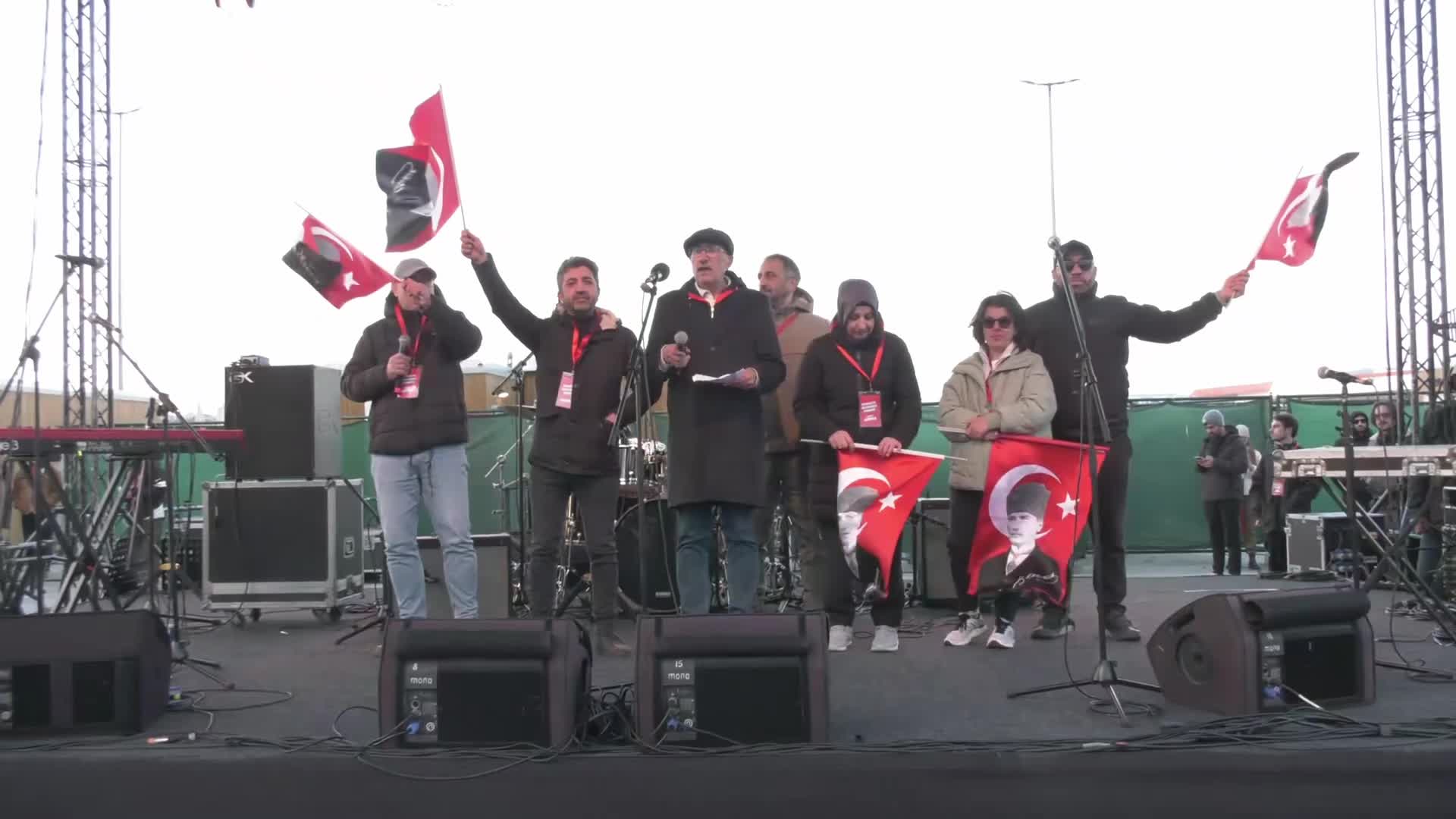 Kadıköy'de bir anne oğlunu anlattı: Burnu kırık, vücudunda darp izleri, kafasında dikiş var. Kaburgası ağrıyor, nefes almakta çok zorluk çekiyor ve şiddetten artık bayılıyor