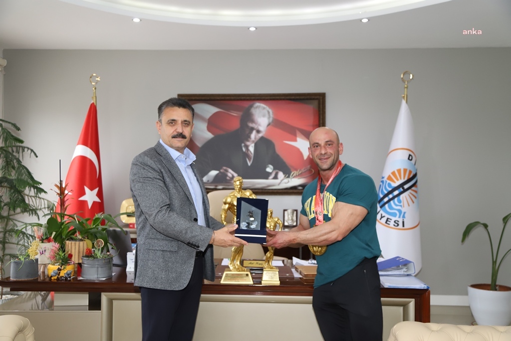 Dikili Belediyesi'nde zabıta personeli olarak çalışan Yılmaz Acar ''Şampiyonlar Şampiyonu'' unvanını kazandı