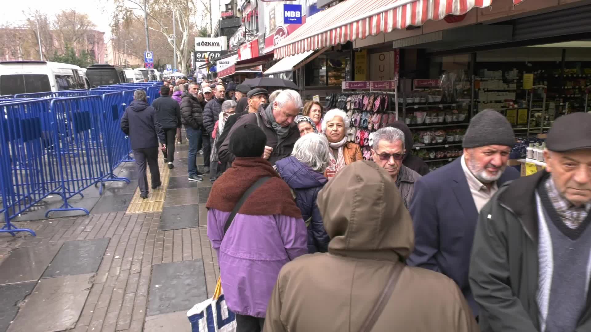Vatandaşlar şimdi de ''ucuz yumurta'' kuyruğunda: “Buradan çıkıp Halk Ekmek’ten ekmek, Başkent Market’e gidip bulursam et alacağım. Hayat böyle geçiyor''
