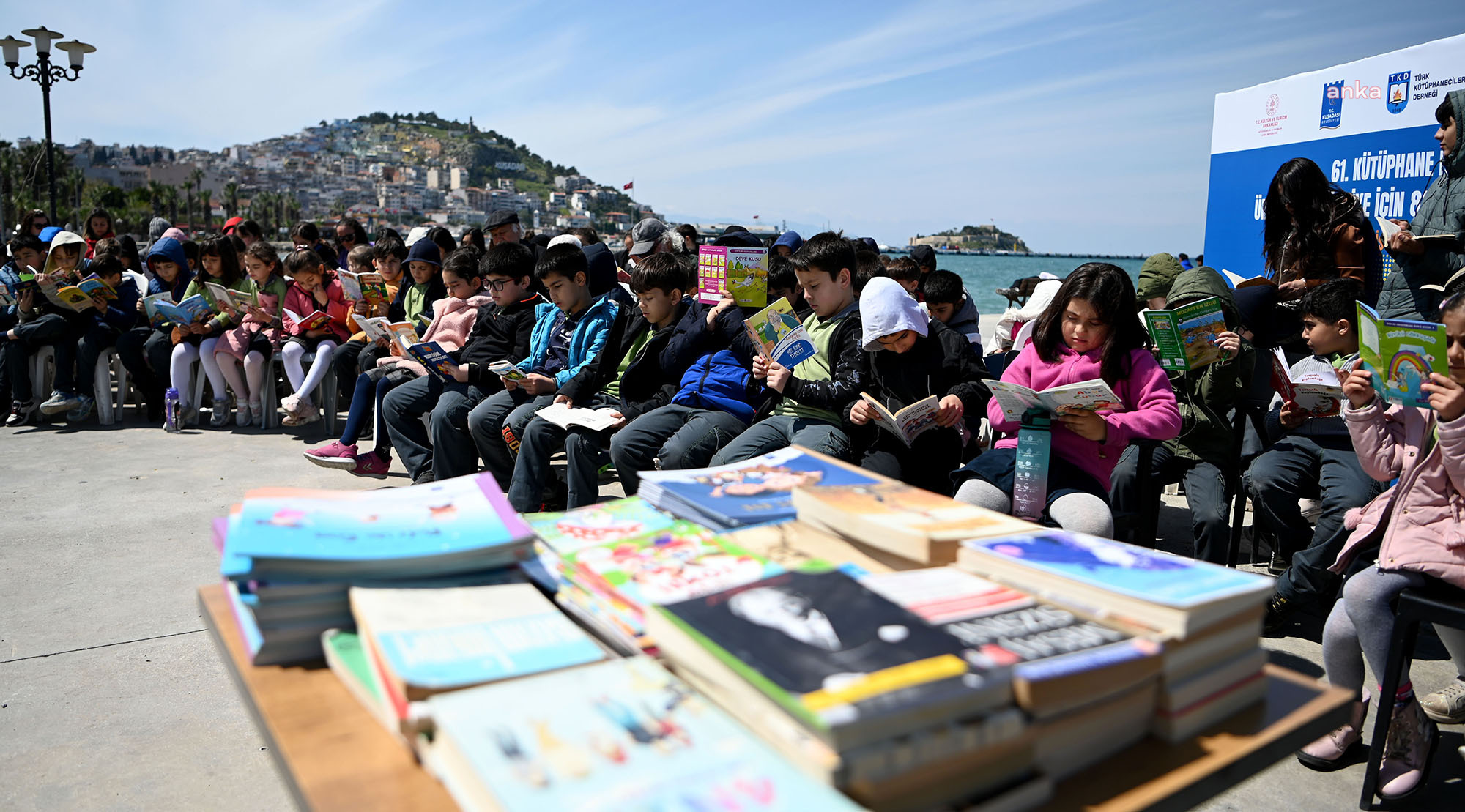 Kuşadası, kitap okuma etkinliğine ev sahipliği yaptı