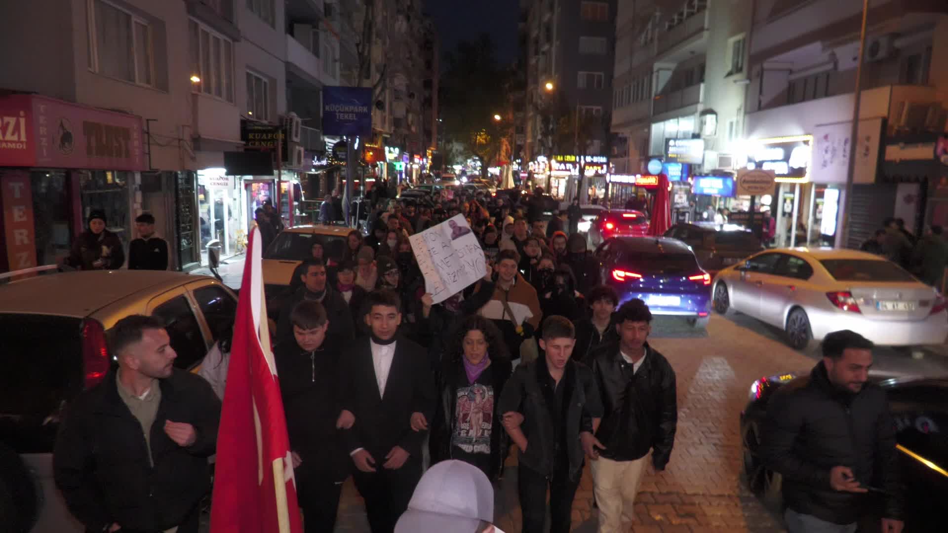 İzmir’de öğrencilerden yürüyüş: “301 öğrenci serbest bırakılsın”