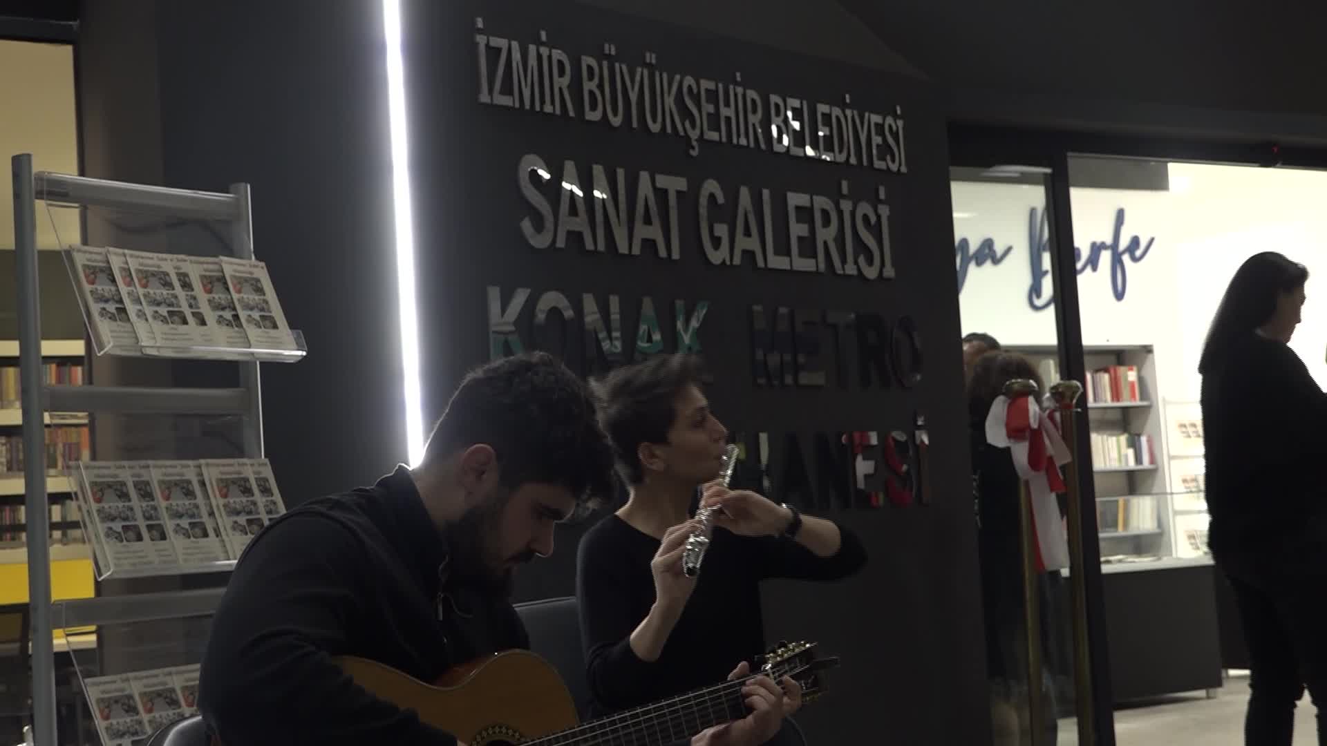 İzmir'de Konak Metro İstasyonu’nda kütüphane açıldı