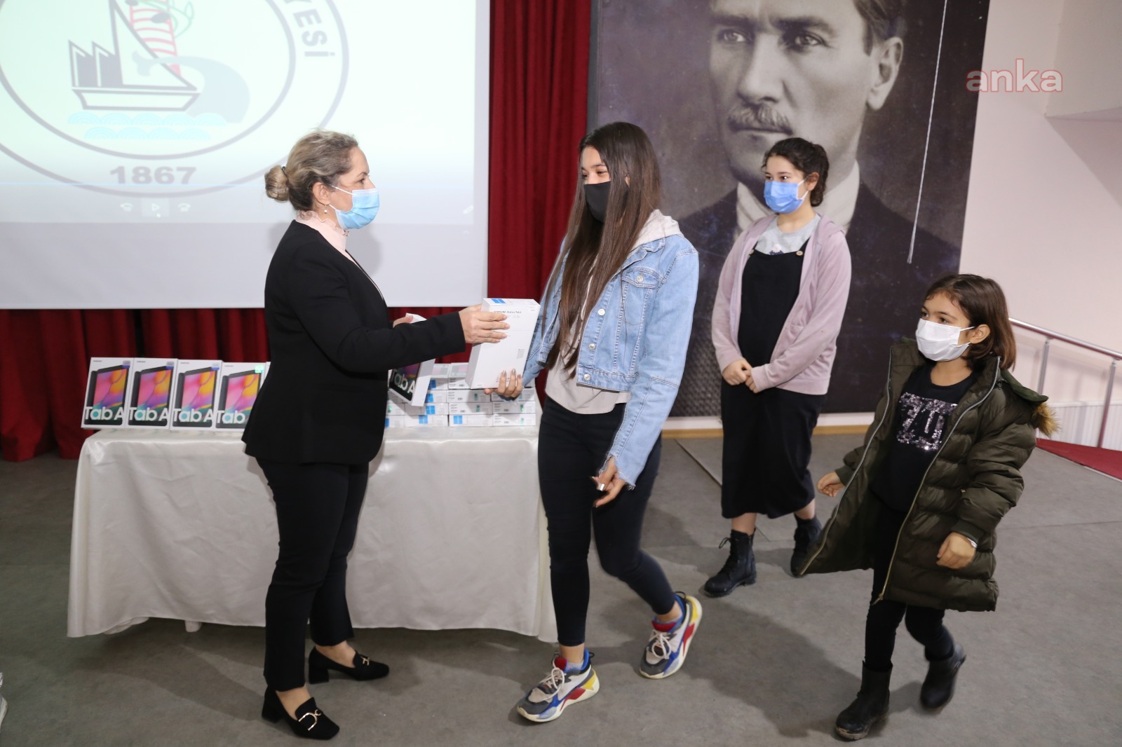 BURHANİYE BELEDİYESİ TABLET DAĞITIMINA DEVAM EDİYOR