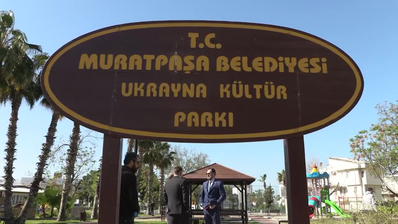 Muratpaşa’da fidanlar, Türkiye ve Ukrayna dostluğu için toprakla buluşturuldu