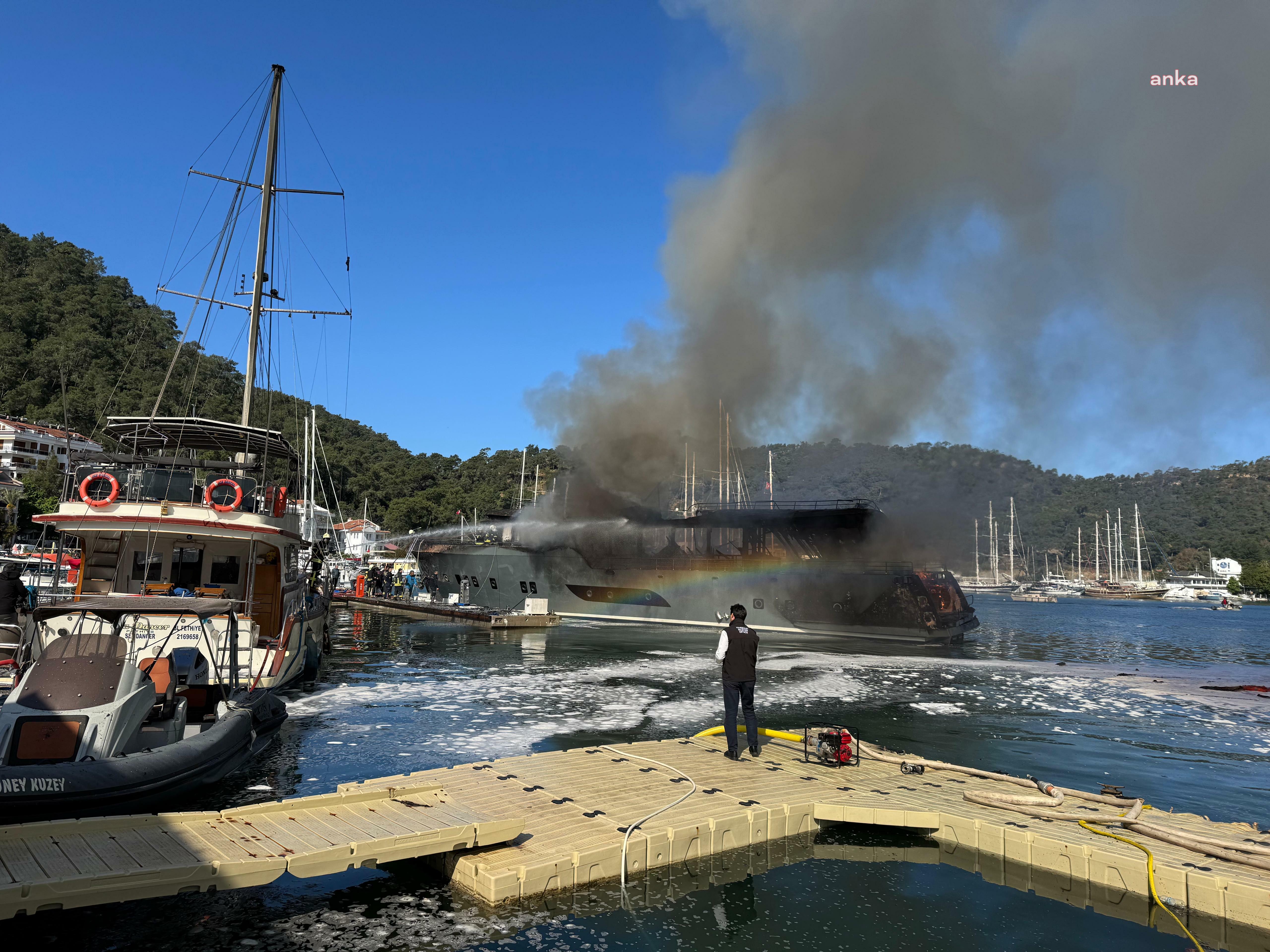 Muğla Büyükşehir Belediyesi İtfaiyesi’nden Fethiye’de çıkan tekne yangınına anında müdahale