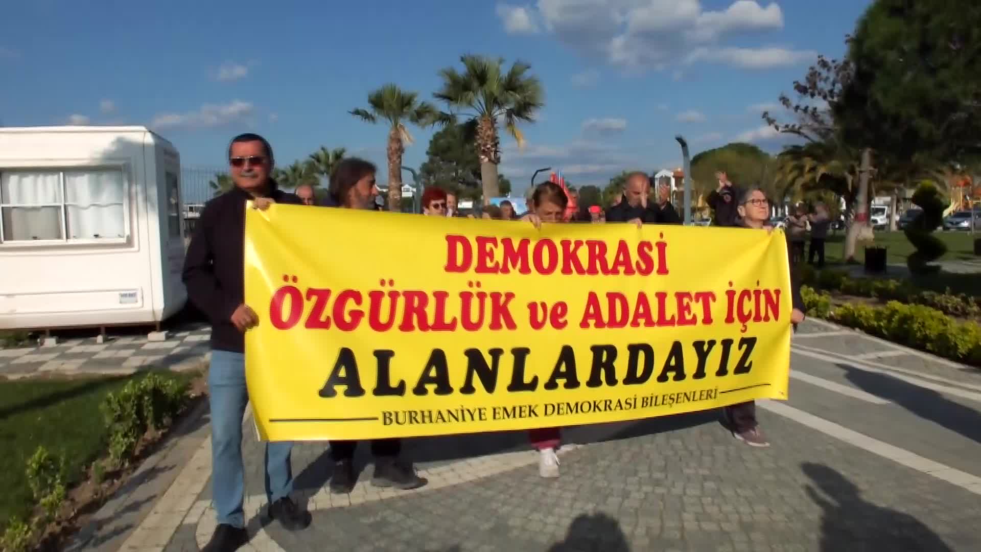Burhaniye'de, tutuklu gençler için özgürlük eylemi gerçekleştirildi