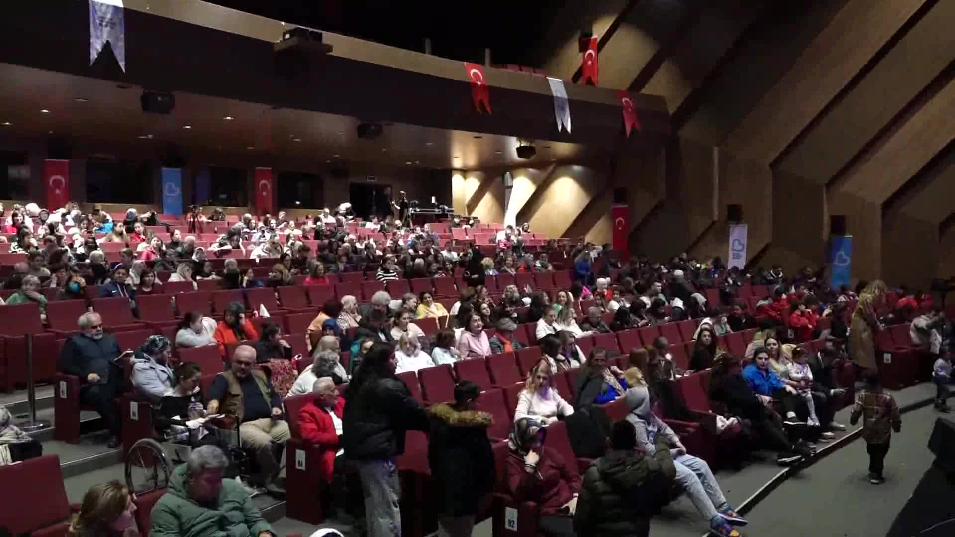 Balıkesir Büyükşehir Belediyesi'nin kurduğu Roman Gençlik Orkestrası ilk konserini verdi