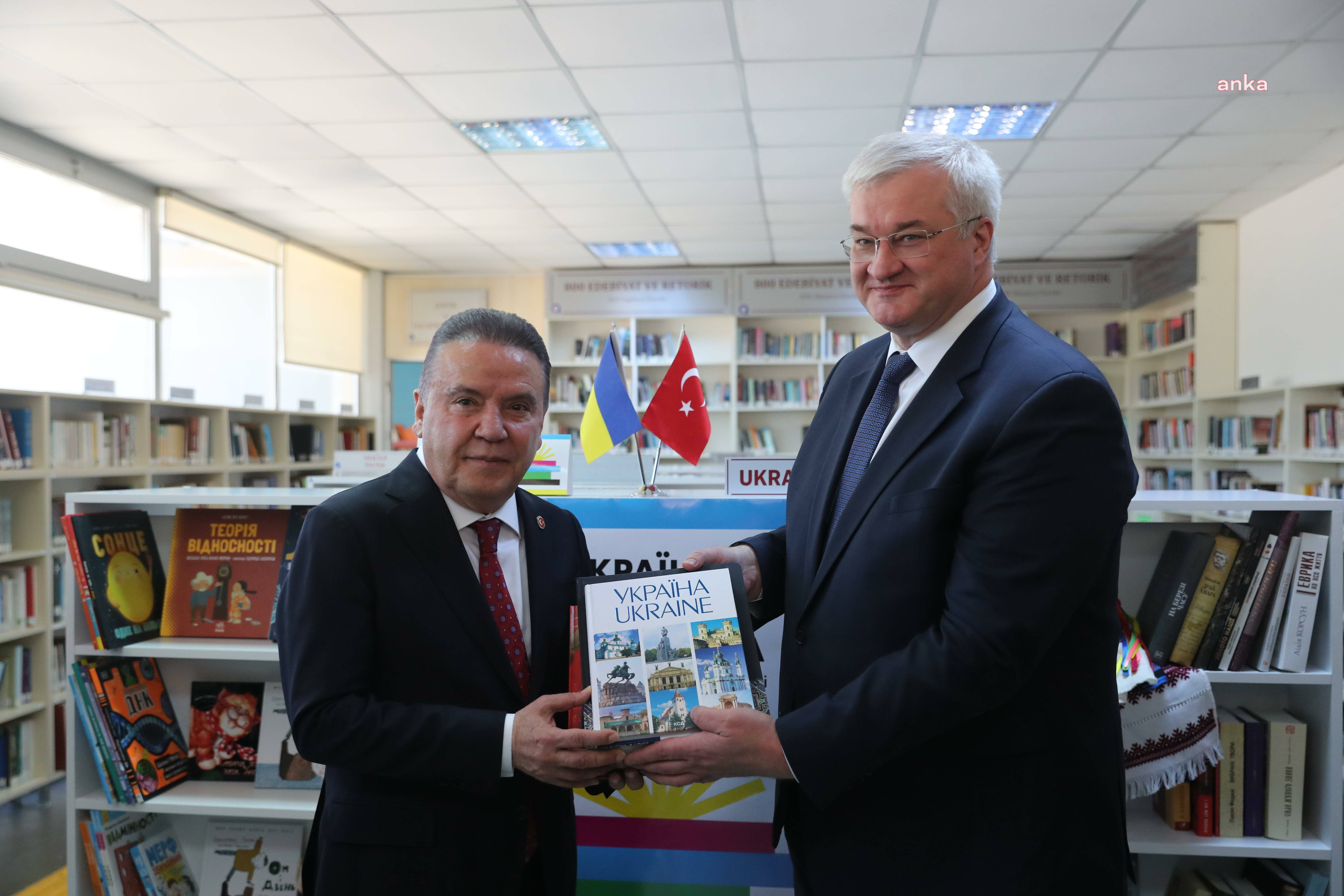 Antalya Büyükşehir Belediyesi Doğan Hızlan Kütüphanesi’nde "Ukrayna Kitap Köşesi" oluşturuldu