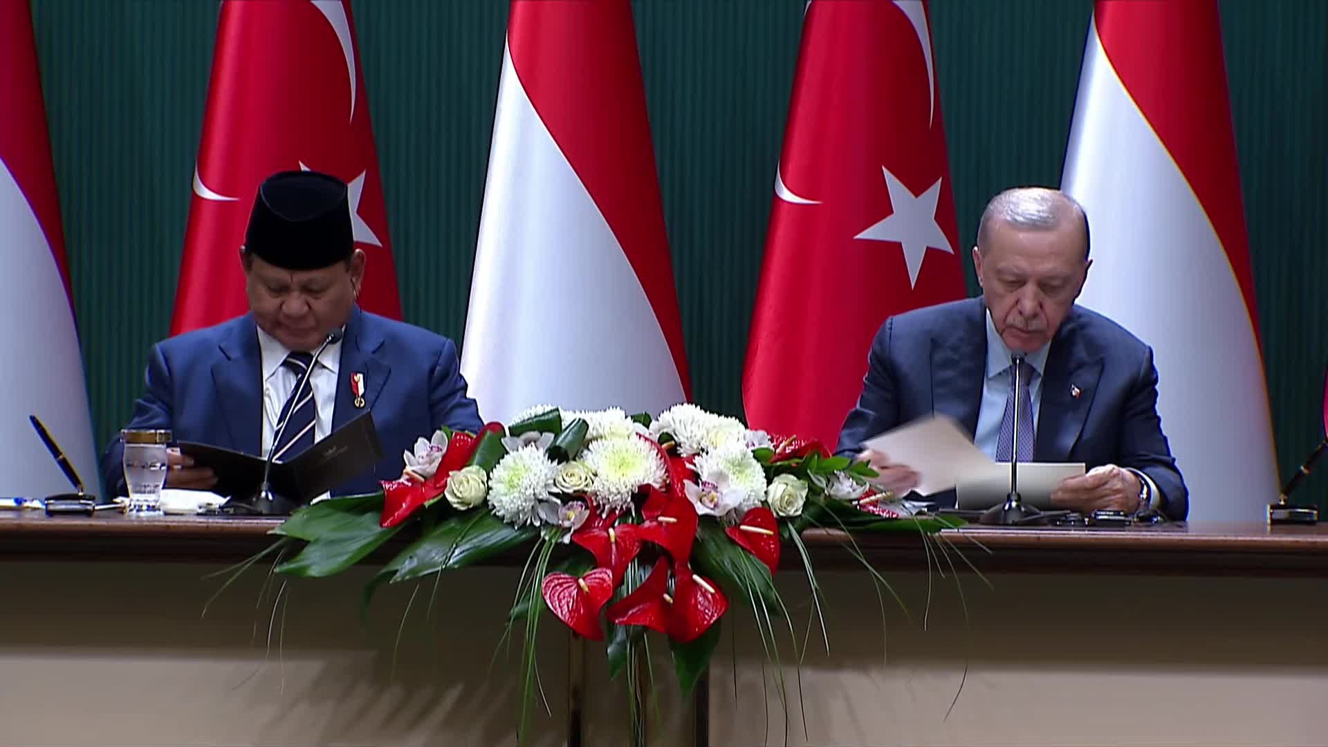 Cumhurbaşkanı Erdoğan: Endonezya ile ticaretimizi karşılıklı fayda temelinde ve dengeli şekilde 10 milyar dolar hedefine yükseltmek için atılabilecek adımları değerlendirdik