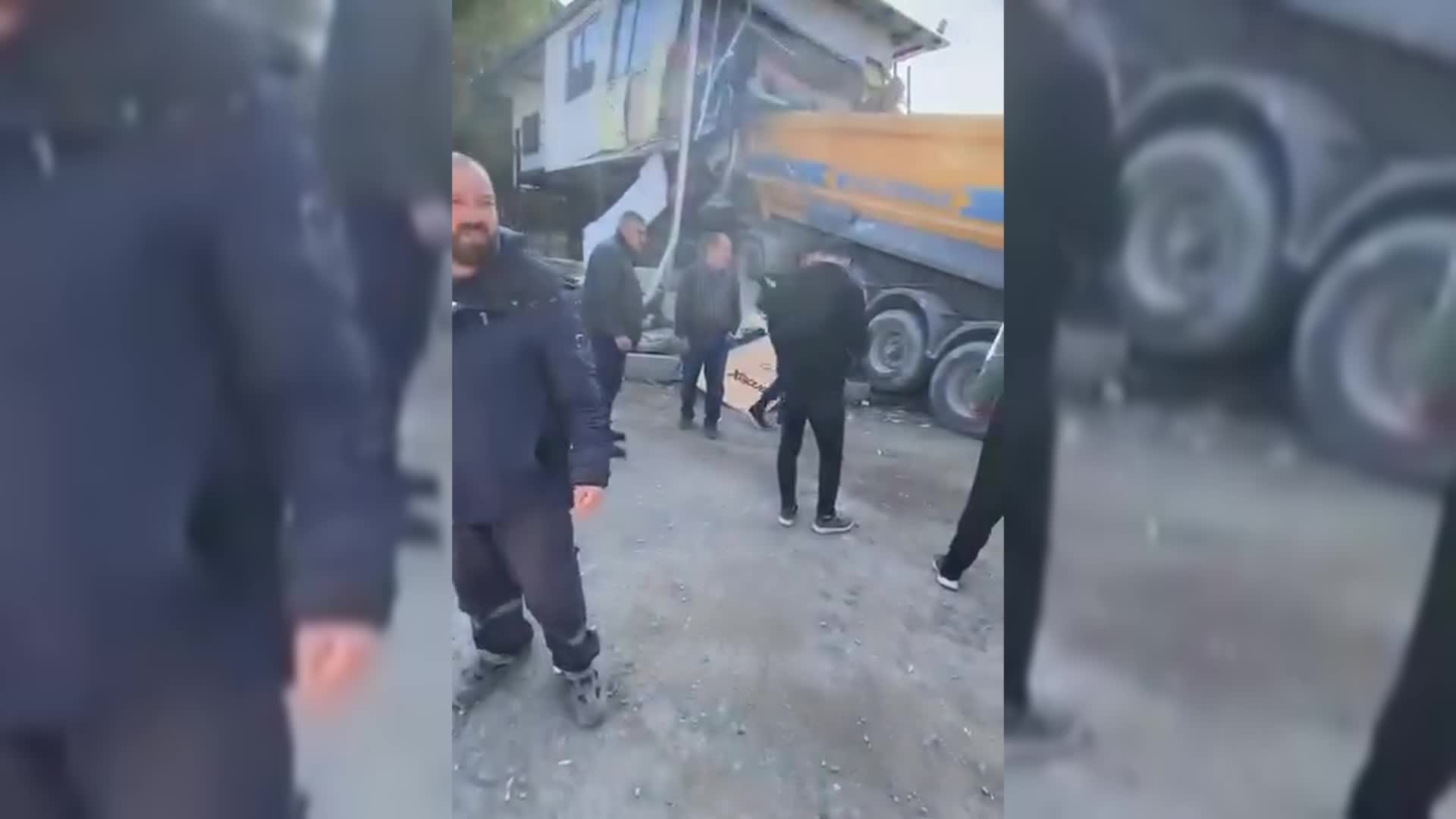 İzmir'de hafriyat kamyonu 2 katlı prefabrik eve çarptı