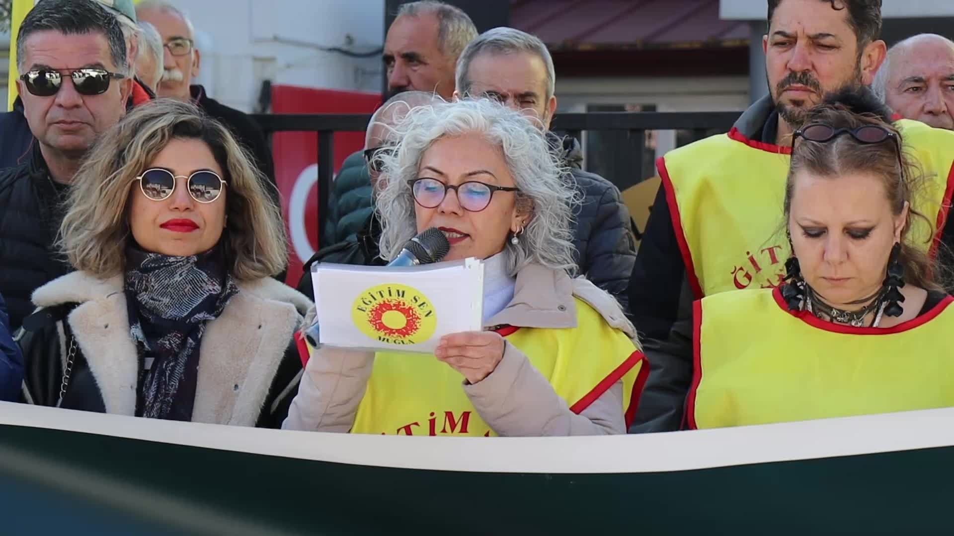 Eğitim-Sen Muğla Şubesi, İl Milli Eğitim Müdürlüğü önüne siyah çelenk bıraktı