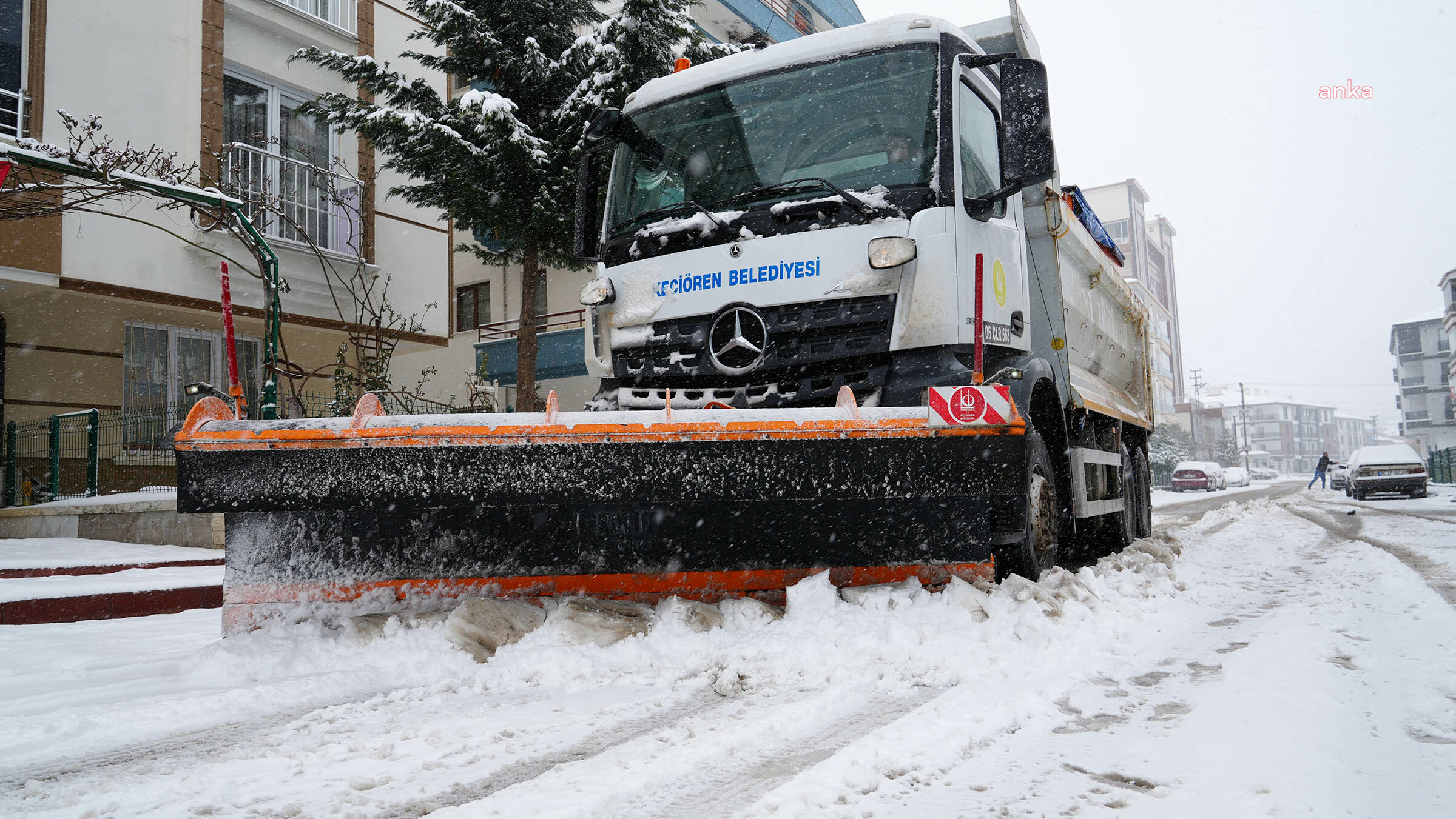 Keçiören Belediyesi Afet Koordinasyon ekibi, kar yağışı ile birlikte sahaya indi