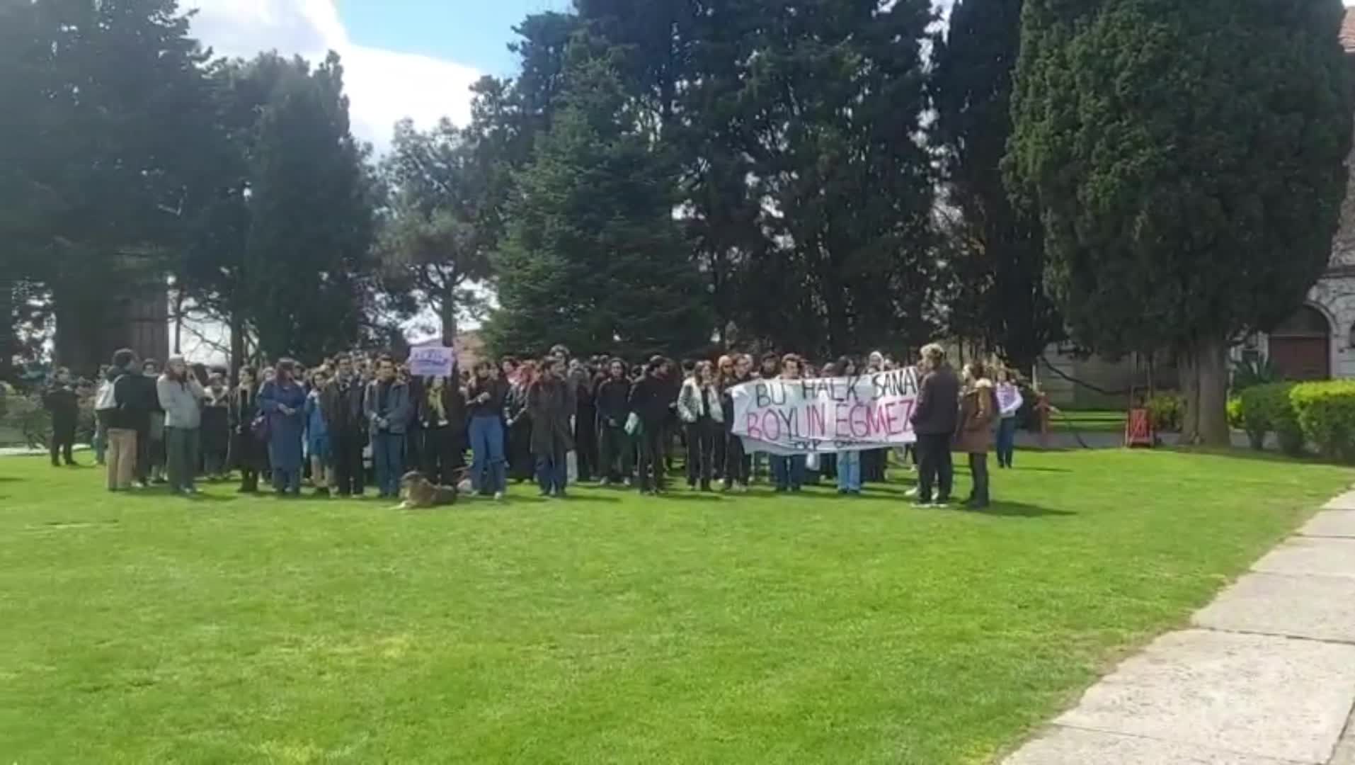Boğaziçi Üniversitesi akademisyenlerinin kayyum protestosuna öğrenci ve mezunlardan destek