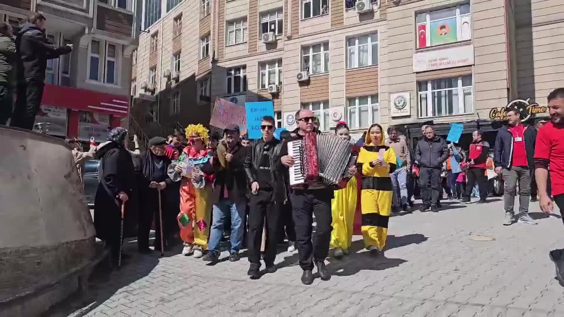 Artvin’de otizm farkındalığı için yürüyüş düzenlendi
