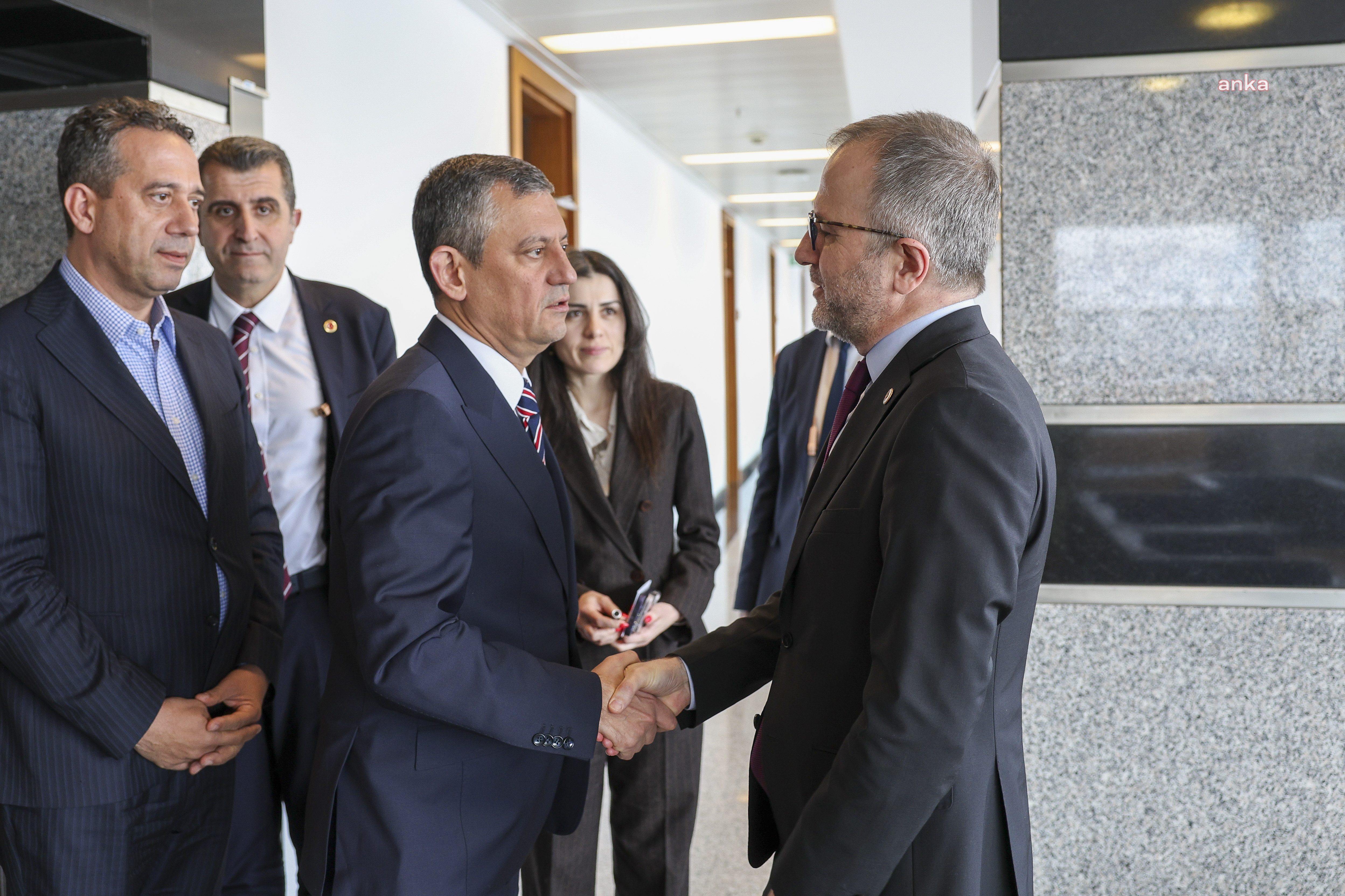 CHP Genel Başkanı Özgür Özel Okan Konuralp’e taziye ziyaretinde bulundu
