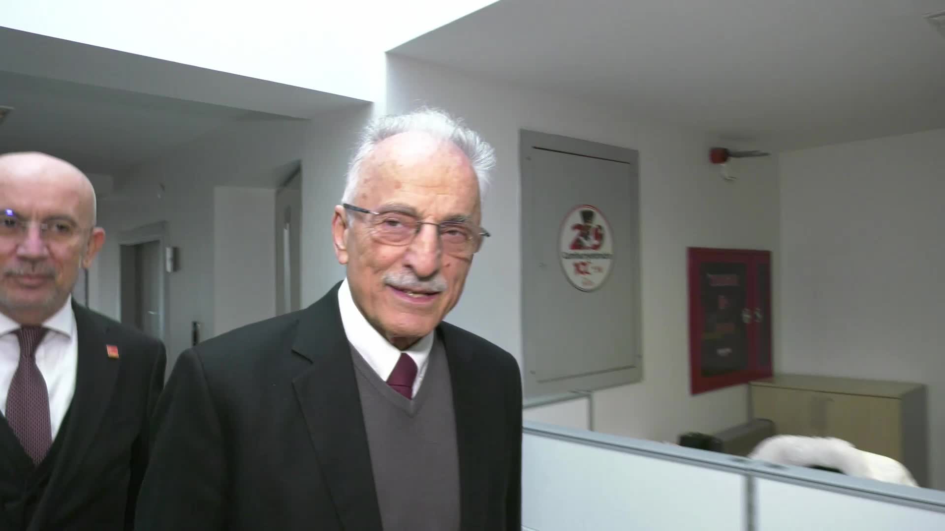 Murat Karayalçın, CHP'nin İmamoğlu'na özgürlük ve erken seçim için başlattığı imza kampanyasına destek verdi