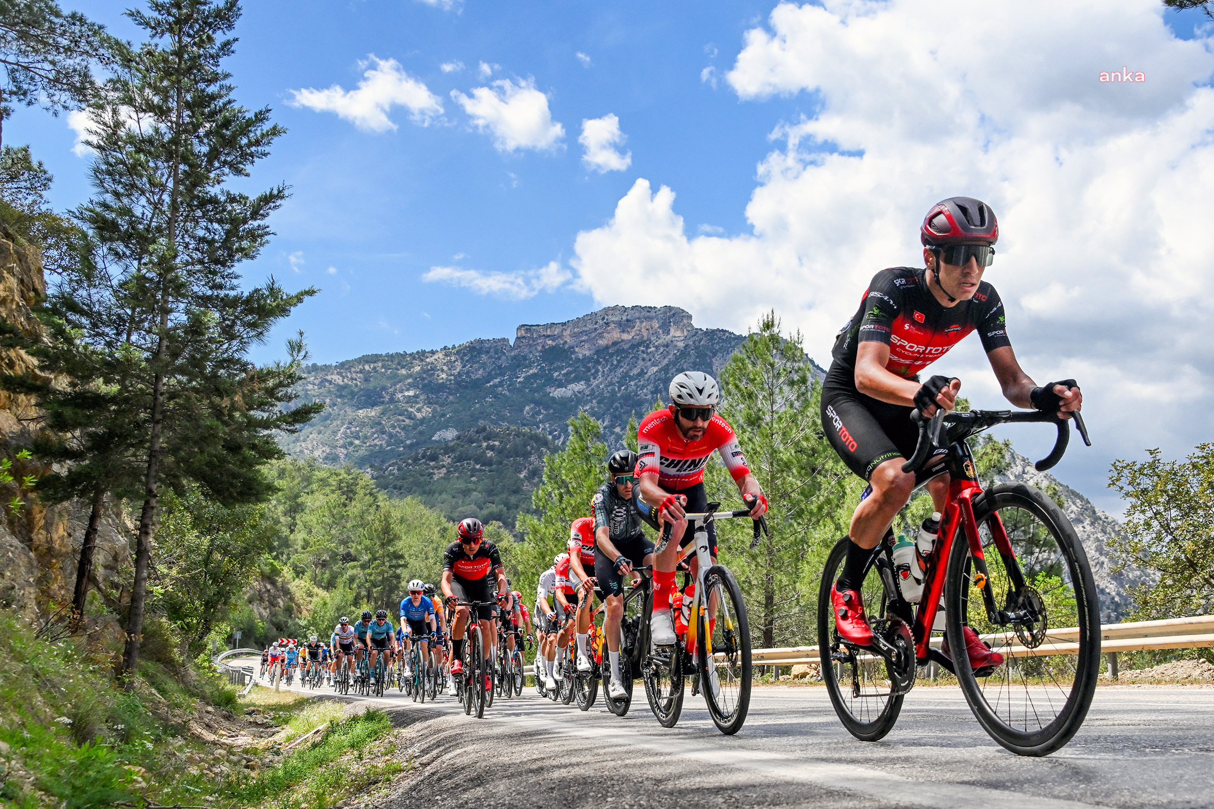 7. Tour Of Mersin Uluslararası Bisiklet Turu’nun ikinci etabında sporcular, 125 kilometreyi pedalladı