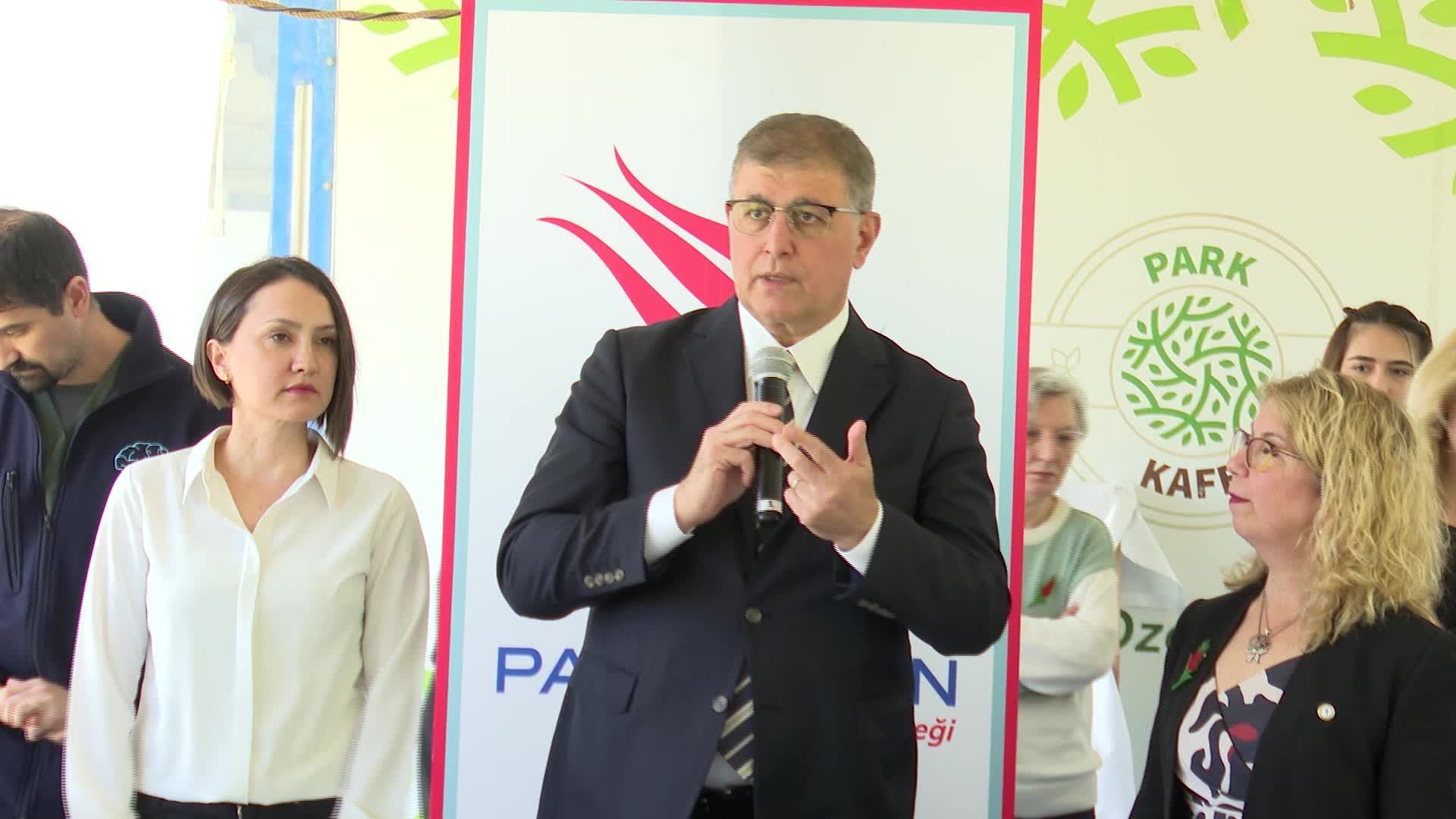 İzmir Büyükşehir Belediye Başkanı Tugay, Parkinson hastaları ve yakınları ile buluştu