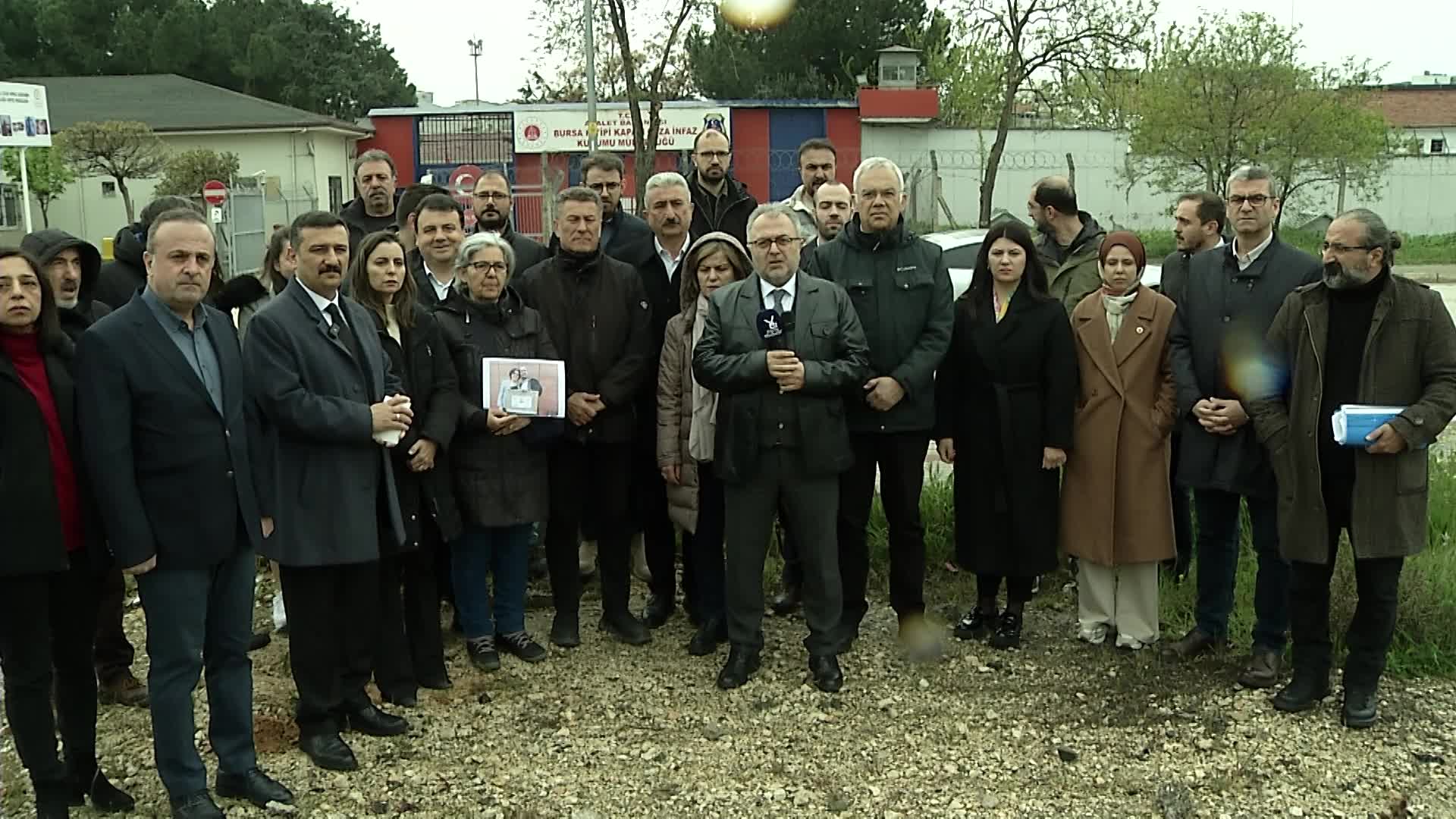 CHP ve İYİ Partili  Bursa milletvekilleri ile Bursa Barosu yetkilileri, tutuklanan avukat Ahmet Keskin’i ziyaret etti
