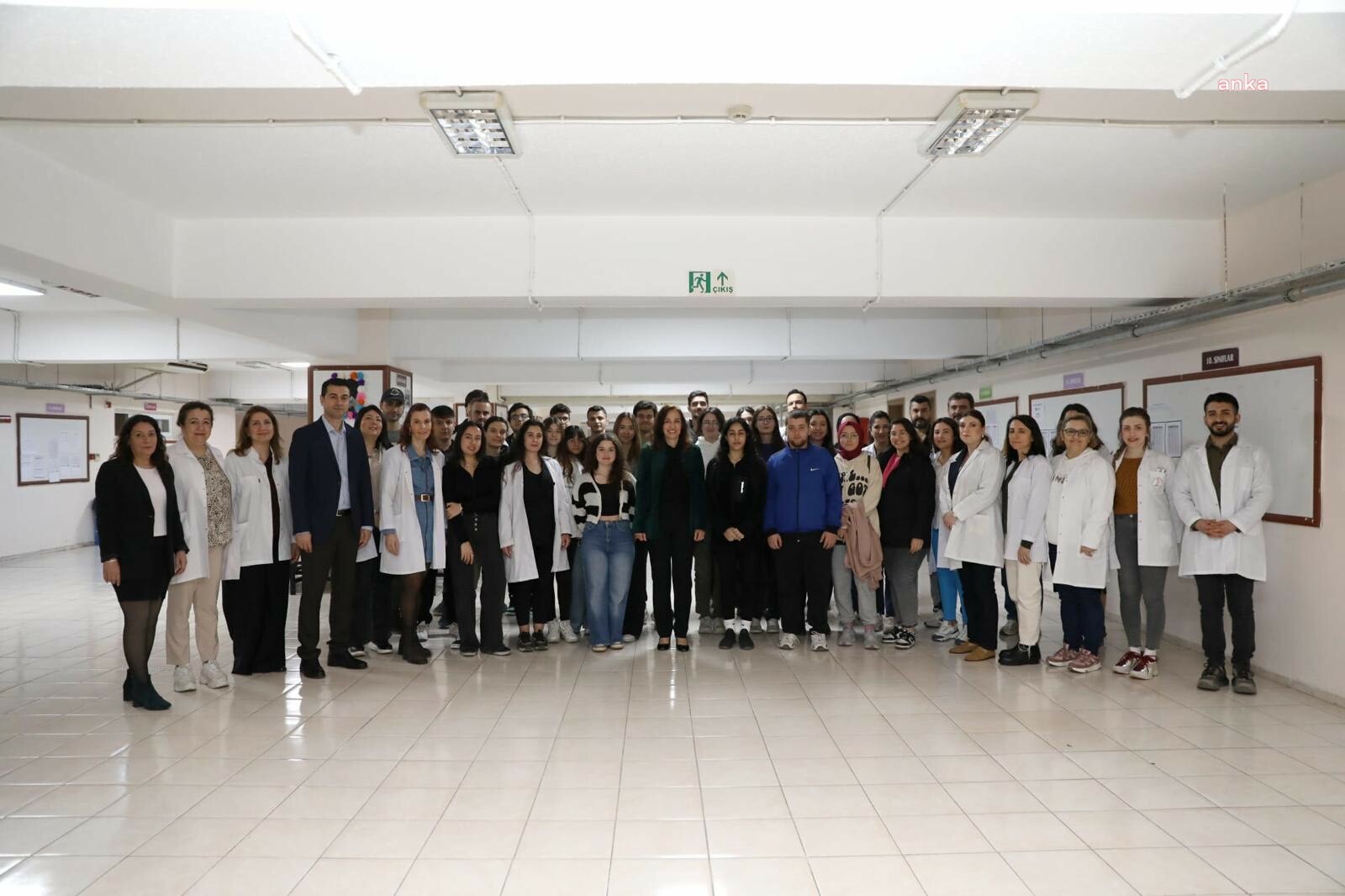 Karşıyaka Belediyesi'ne bağlı İsmail Hakkı Tonguç Gençlik Eğitim Merkezi, bin öğrenciye ücretsiz kurs desteği sağlayacak