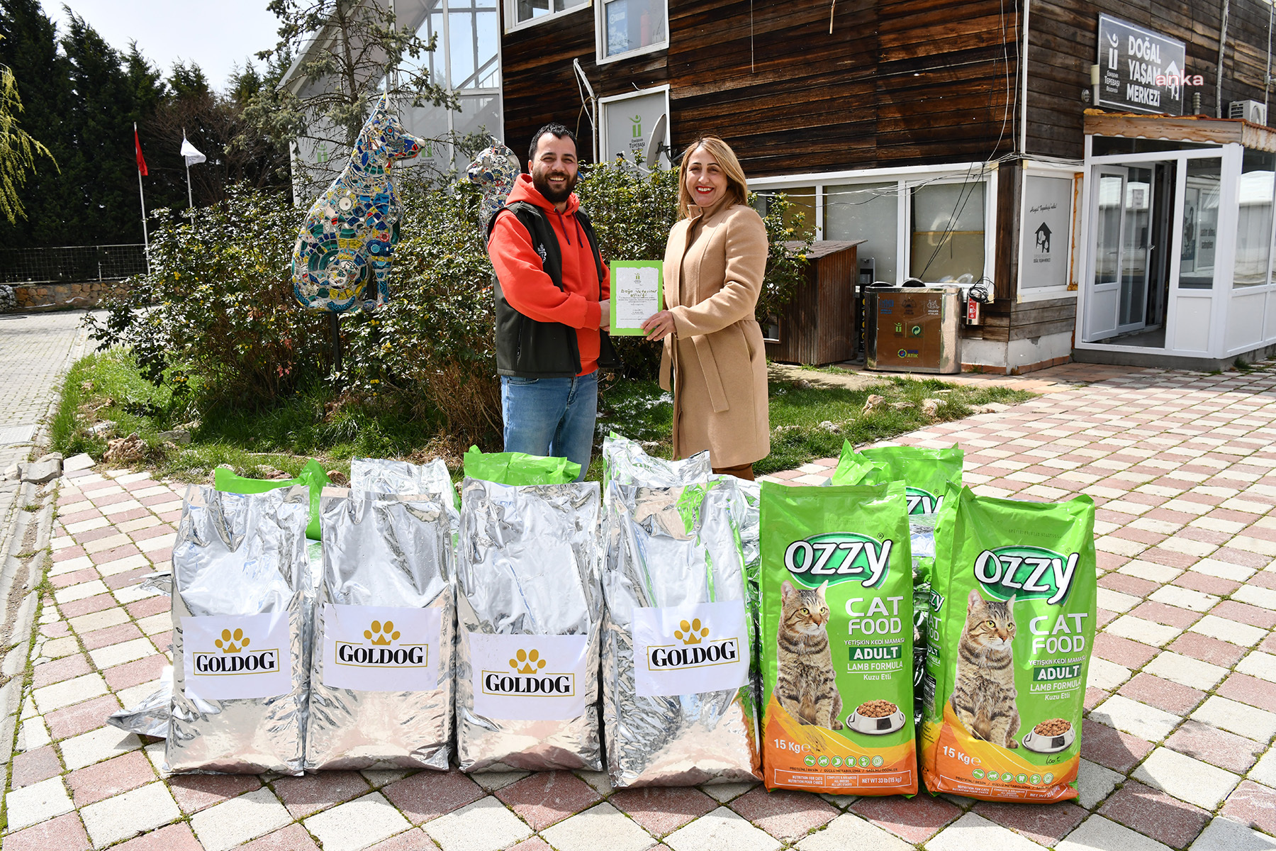 Vatandaşlar Tepebaşı Belediyesi Doğal Yaşam Merkezi'ne mama bağışlıyor