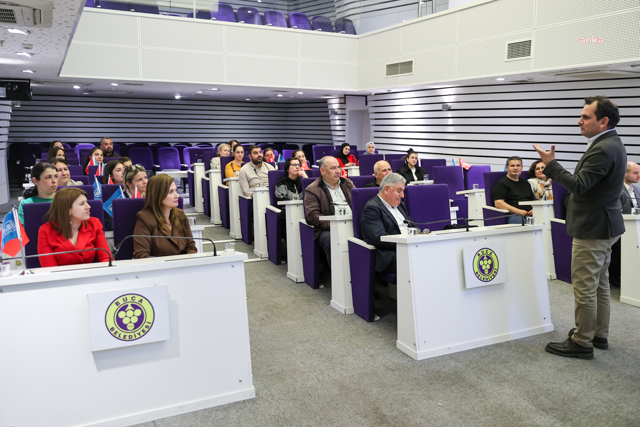 Buca'da aileler için “Geleceğin Liderlerini Yetiştiren Anne Baba Olmak” semineri düzenlendi