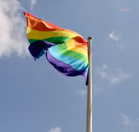 TİCARET BAKANLIĞI, "LGBTİ  BAĞLANTILI" GÖKKUŞAĞI TEMALI ÜRÜNLERİN " 18" İBARESİZ SATIŞINI YASAKLADI