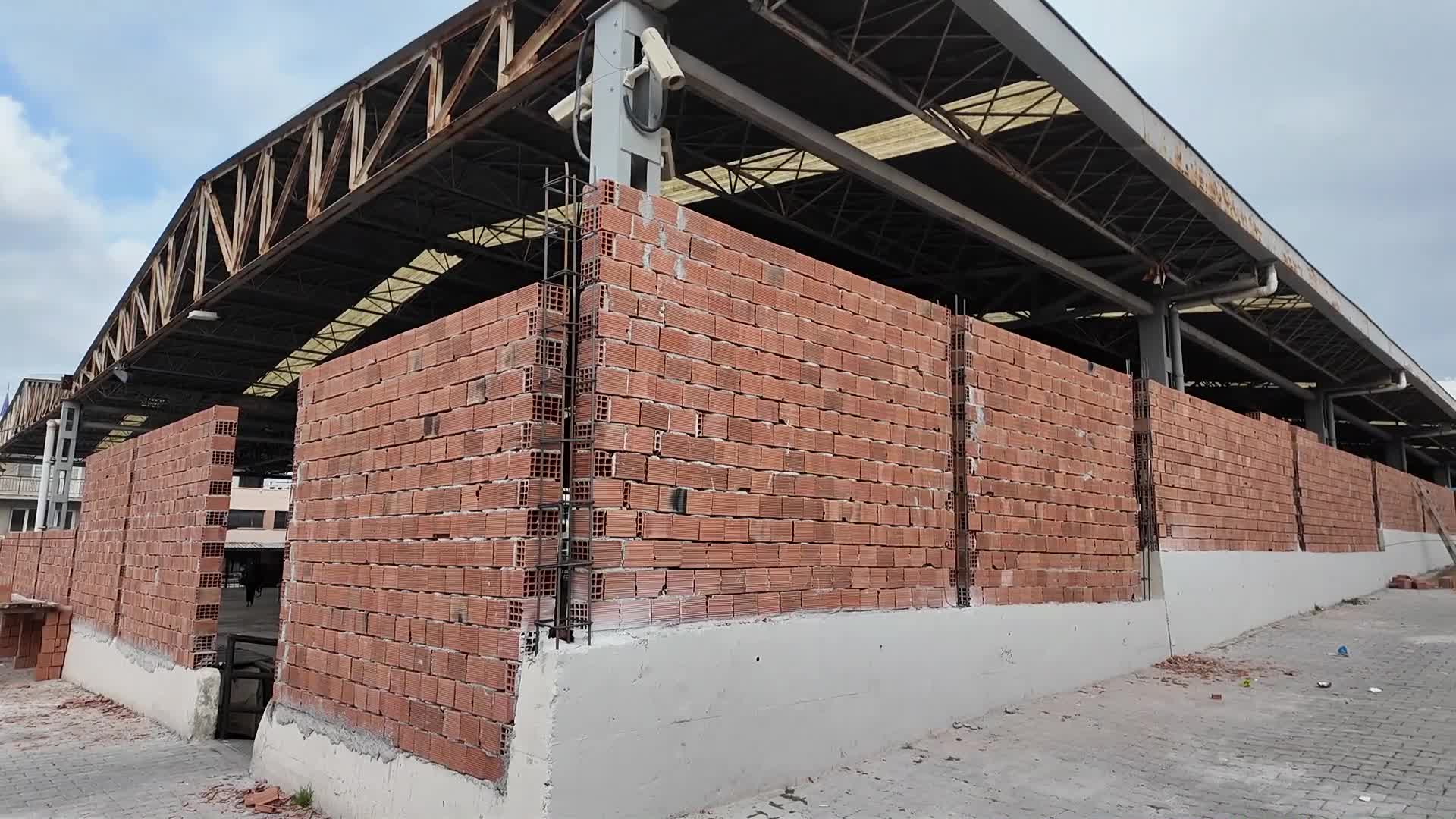 Bornova’da pazar yerleri daha konforlu hale getiriliyor