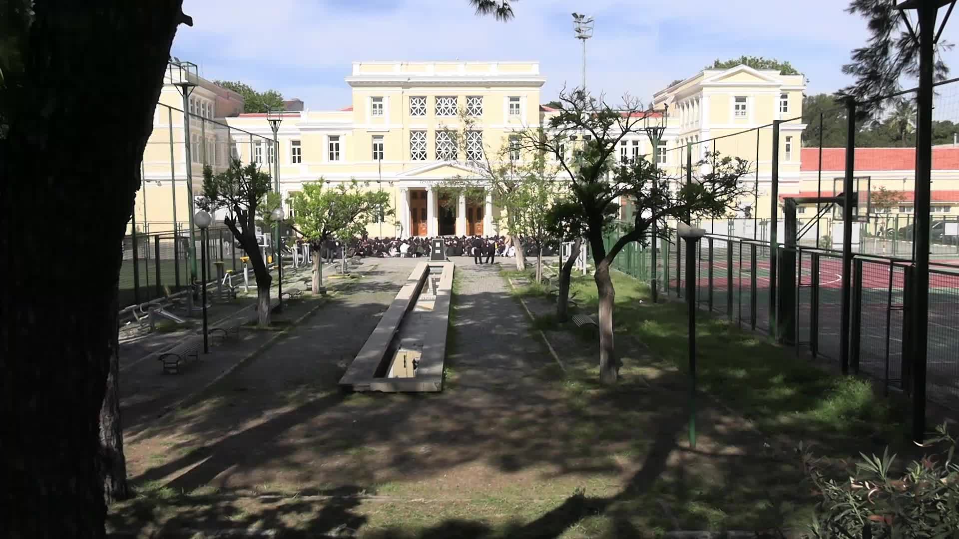 İzmir'de lise öğrencileri, proje okul atamalarını protesto etti, veliler de destek verdi: “Çocuklarımız proje olmak istemiyor”
