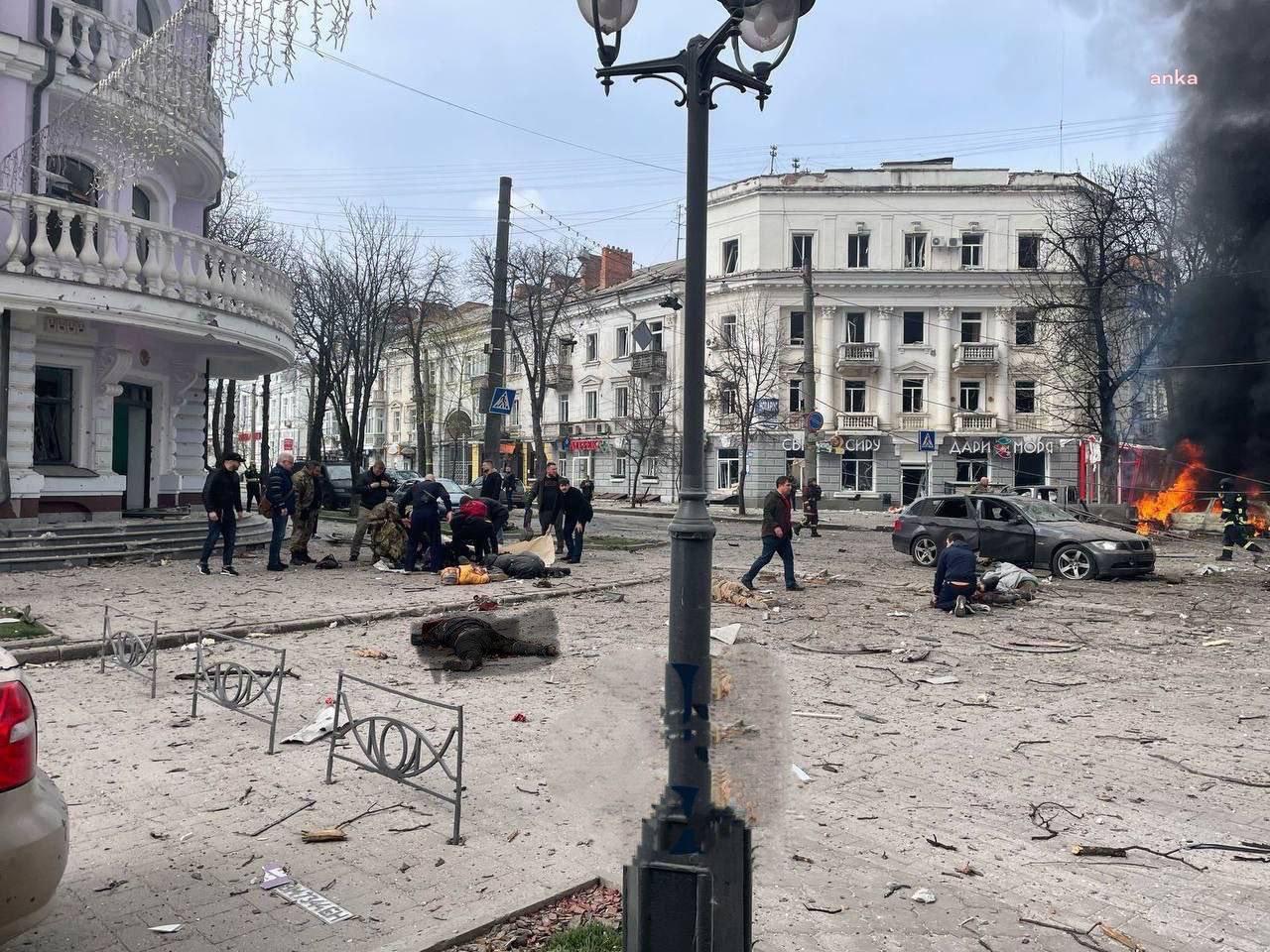 Rusya’nın Sumy saldırısı... Rusya, Ukrayna’yı sivilleri “canlı kalkan” olarak kullanmakla suçladı; Zelenski, “yıkımı” görmesi için Trump’ı ülkesine davet etti