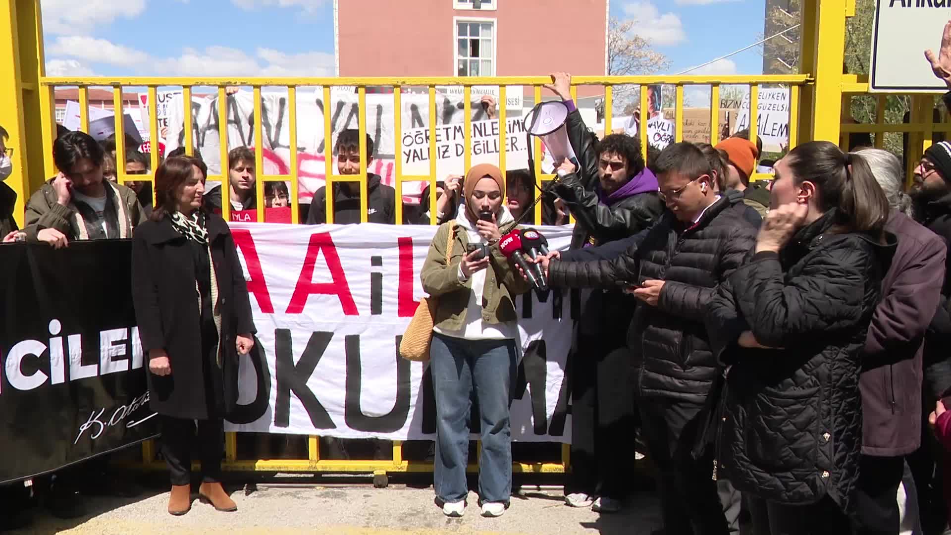 Ankara'daki proje okullarının öğrenci ve mezunlarından öğretmenlerine destek için protesto: Hocalarımızın yanında, eğitimin sistematik kıyımının karşısındayız