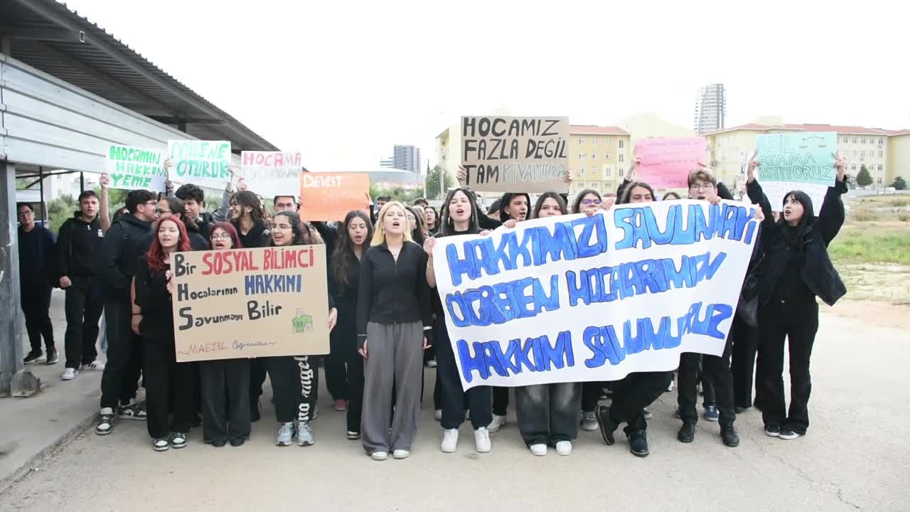 Mersin Mehmet Akif Ersoy Sosyal Bilimler Lisesi öğrencileri, proje okulu kapsamında öğretmenlerinin başka okula gönderilmesini protesto etti