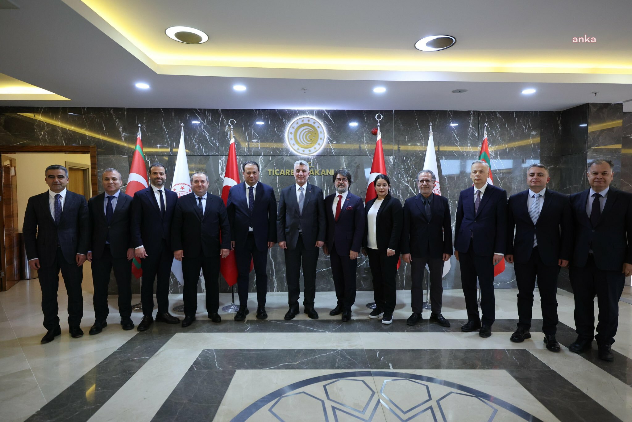 Ticaret Bakanı Bolat, Türkiye Giyim Sanayicileri Derneği temsilcilerini kabul etti: Tekstil ve giyim sektörlerimiz, üretim ve ihracat politikamızda önemli bir paya sahiptir