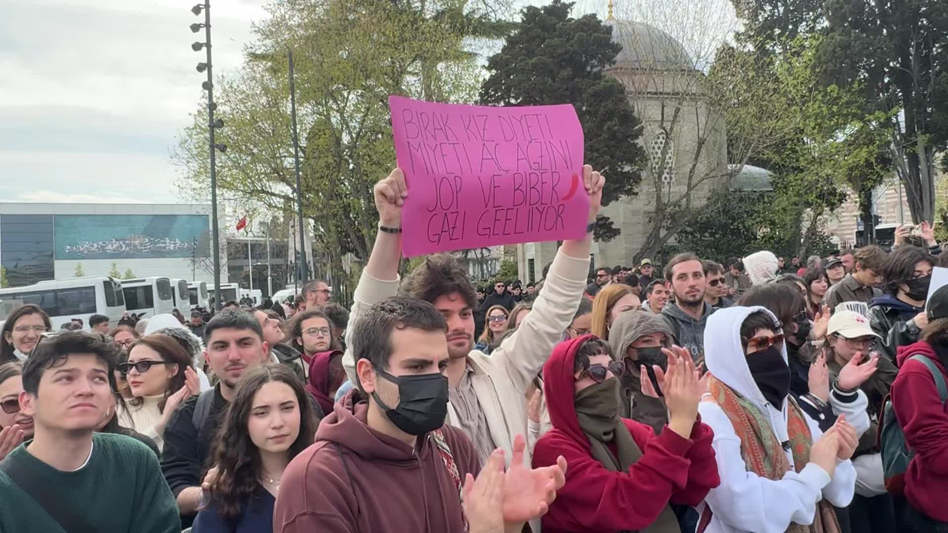 Liseliler Beşiktaş’ta proje okullarda öğretmen atamalarını protesto etti