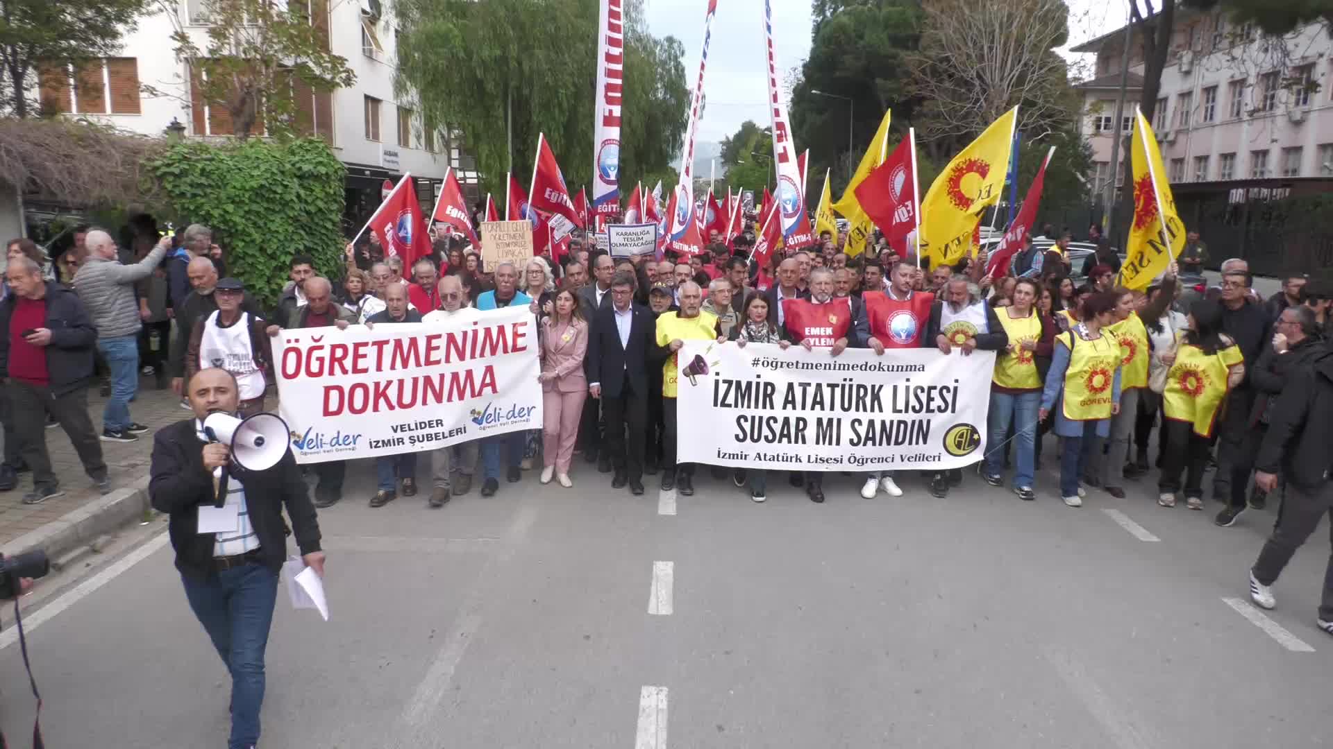 İzmir Atatürk Lisesi’nde 50 öğretmenin kadro dışı bırakılmasına tepki: Laik ve bilimsel eğitimin yanındayız