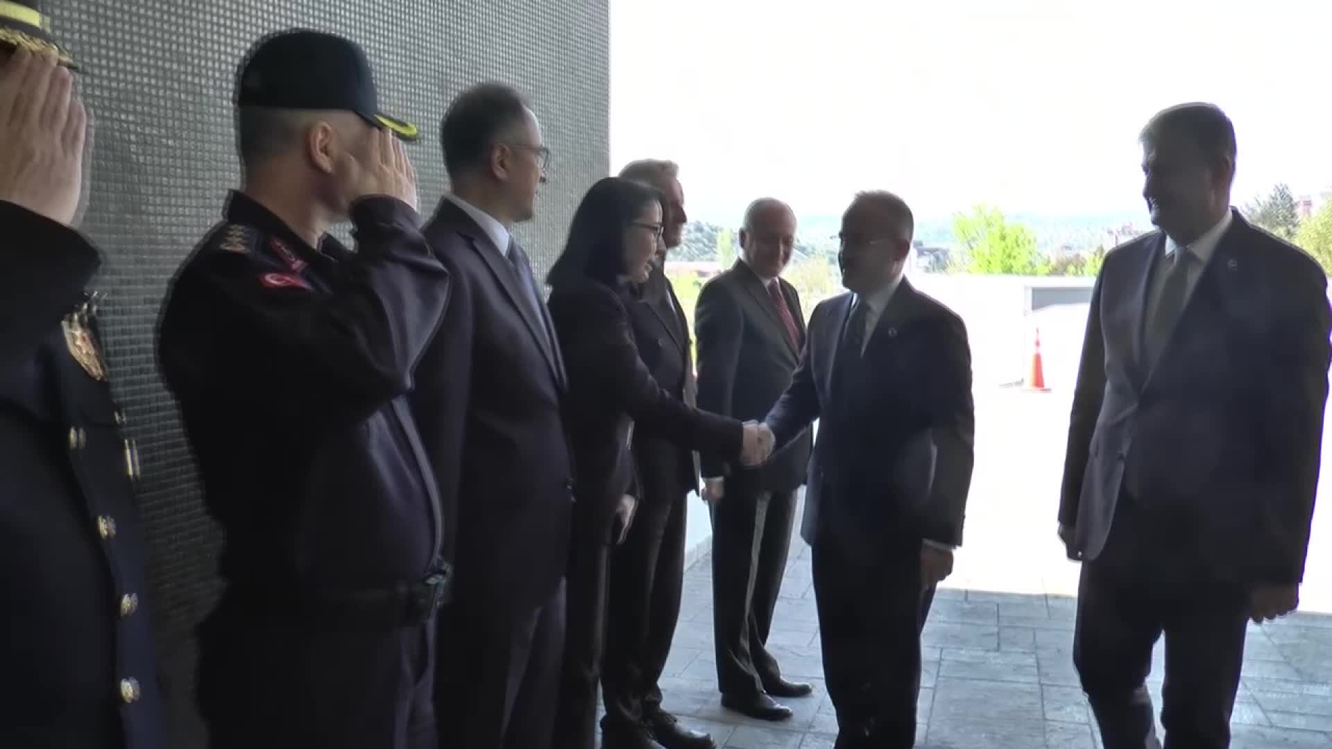 AK Partili Turan'dan Özgür Özel'e tepki: Sokağa çağırmak ne demek? Sokak acziyettir, beceriksizliktir