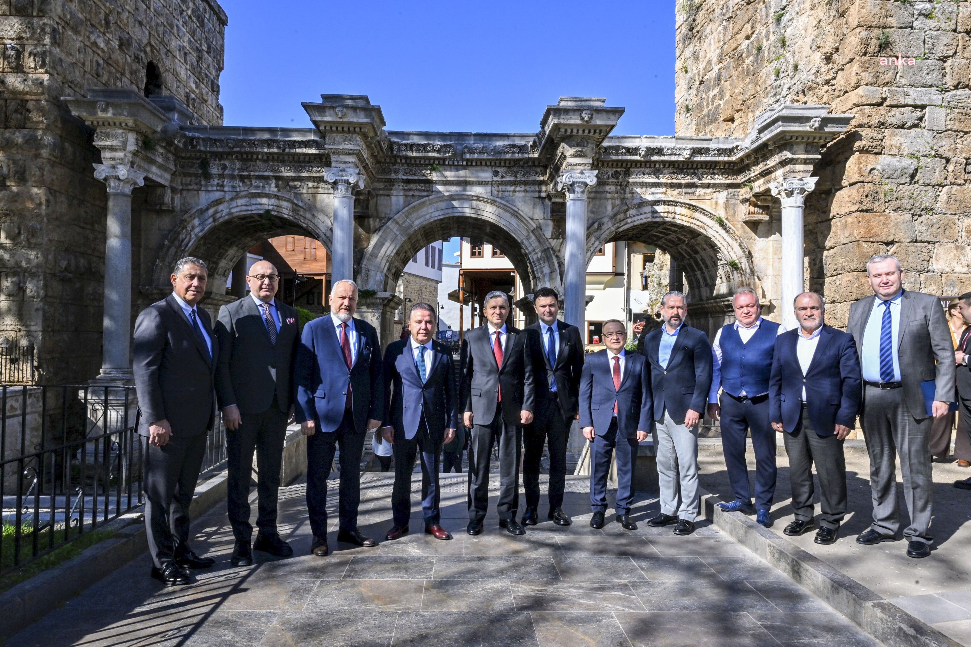 Antalya Büyükşehir Belediye Başkanı Böcek, turizm temsilcileriyle bir araya geldi