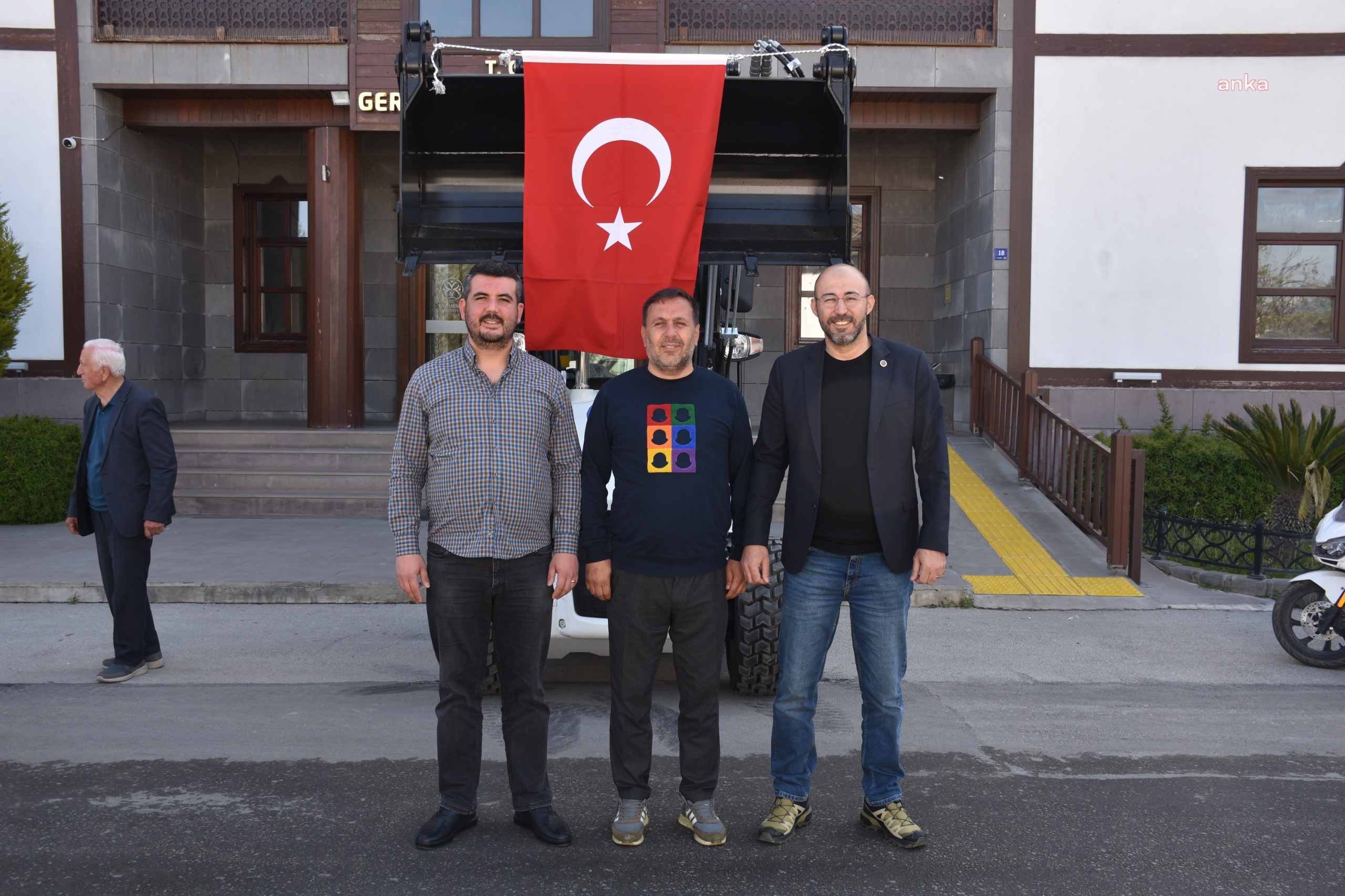 Germencik Belediye Başkanı Zencirci: “İptal olan Germencik Deve Güreşleri’mizde elde edilen bağış gelirleriyle kepçe alıp, hizmete sunduk”