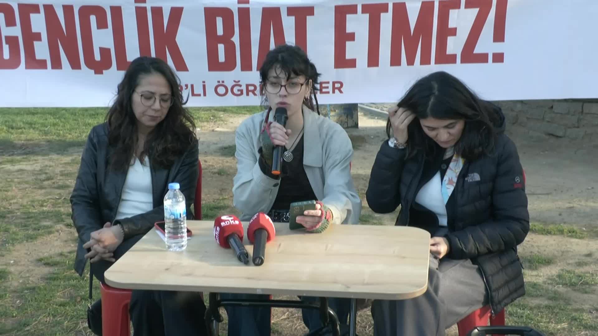 TİP Milletvekili Sera Kadıgil Kadıköy’de öğrencilerle bir araya geldi... "Savaş meydanlarında toplanmış bir Meclis'le kurduk biz bu ülkeyi, Erdoğan’ın noterliği şu anda o Meclis