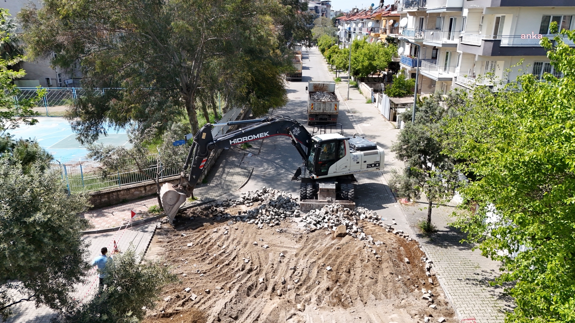 Aydın Büyükşehir Belediyesi'nin kent genelinde başlattığı yol çalışmaları devam ediyor