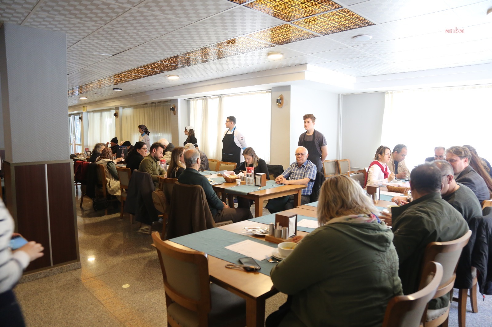Akıncılar Huzurevi sakinleri liseli aşçılarla yemek yarışması yaptı