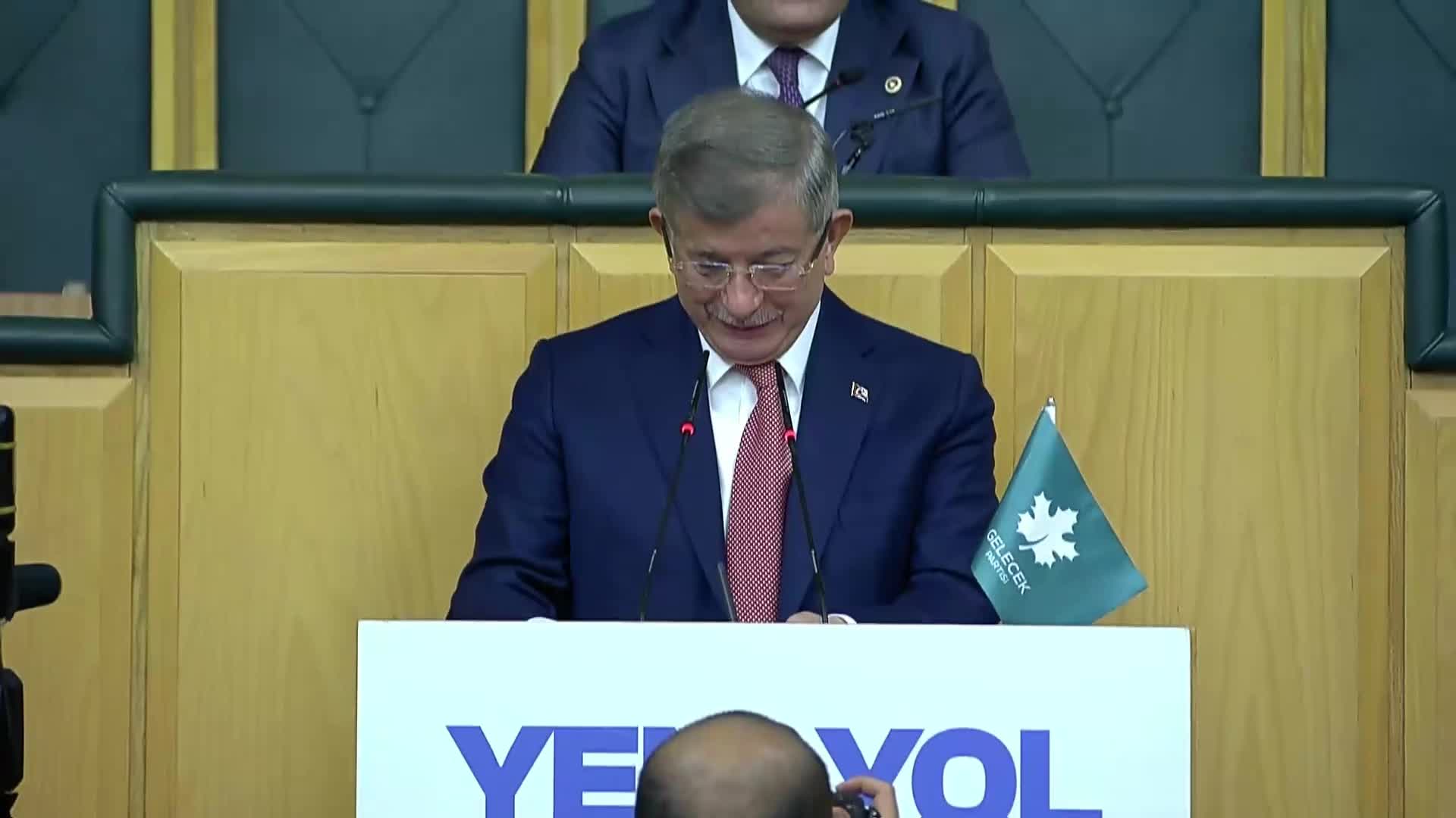 Yeni Yol grup toplantısı... Ahmet Davutoğlu: "RTÜK şimdi esas görevini yerine getirmeli. Aile yapısını zedeleyen ATV'nin yeni adı, 'Aileyi Tahrip Televizyonu'dur"