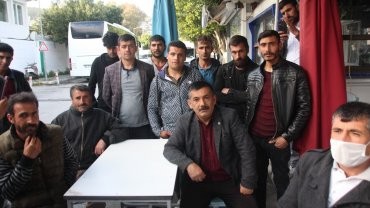 MEMLEKETLERİNE DÖNEBİLMEK İÇİN OTOBÜS GETİRTTİLER; 500 TL ÜCRET İSTENİNCE GİDEMEDİLER. BODRUM BELEDİYESİ DEVREYE GİRDİ