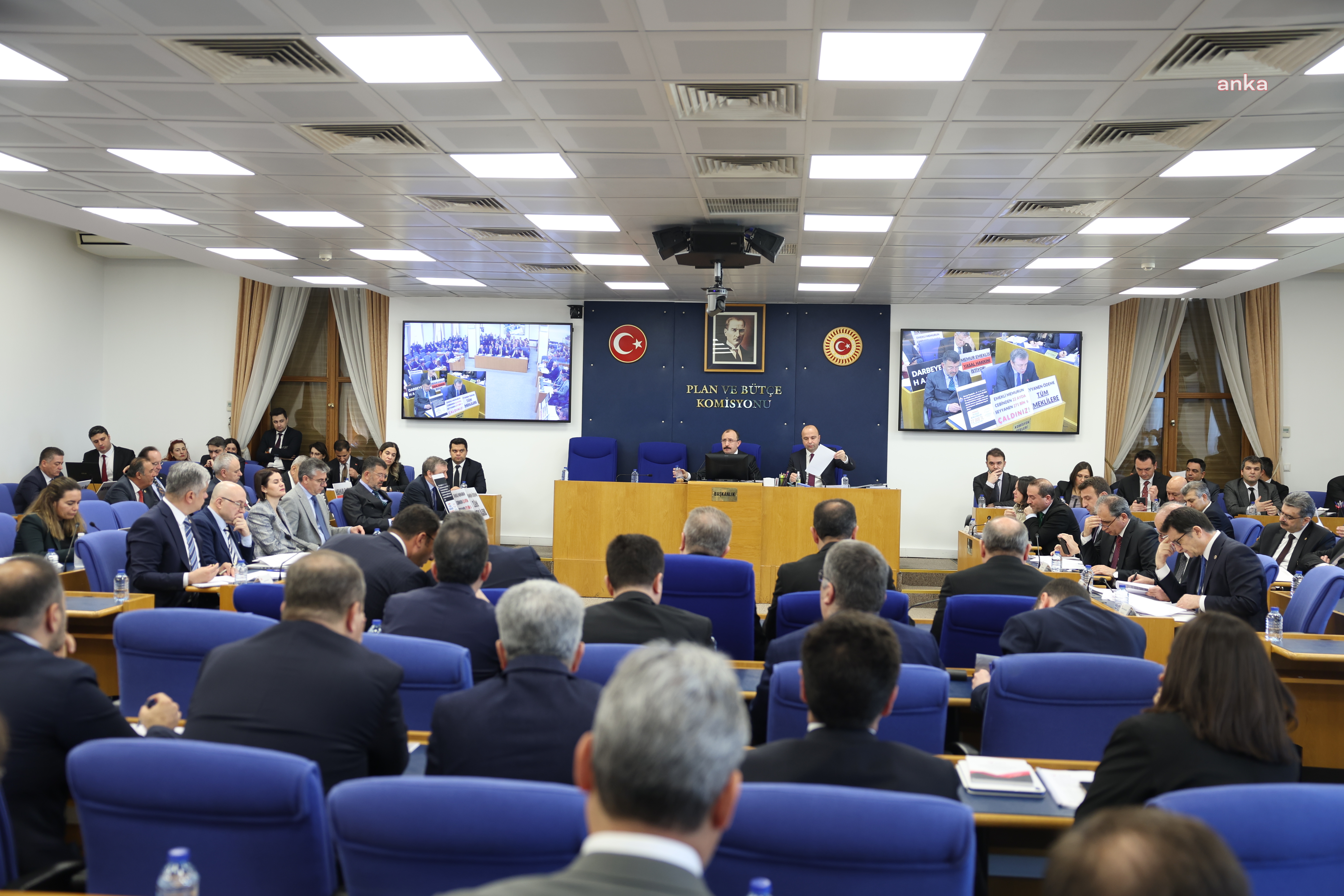 TBMM Plan ve Bütçe Komisyonu'nda 'diploma' tartışması...Komisyon Başkanı Muş'tan CHP'lilere: "Kanunla ilgili konuşun. Mahkeme karar verecek"