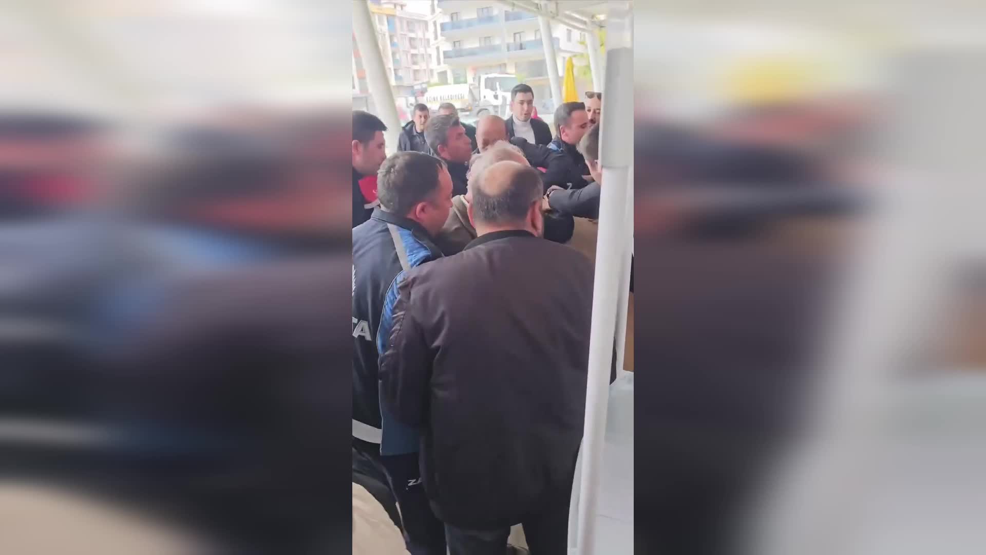 AK Parti'nin yönetimindeki Ezine'de Ekrem İmamoğlu standına zabıta müdahalesi