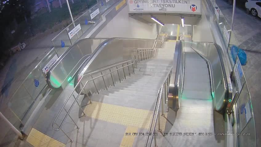 Metro istasyonunda yürüyen merdivene çöp ve lastik attılar