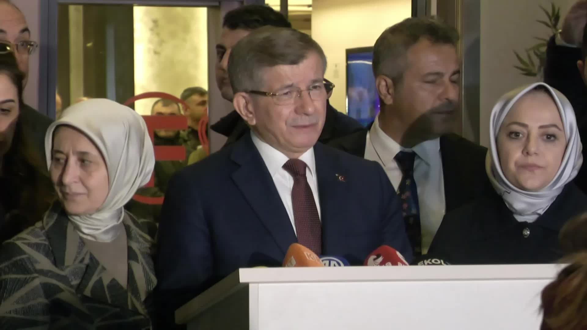 Ahmet Davutoğlu, Sırrı Süreyya Önder'i ziyaret etti