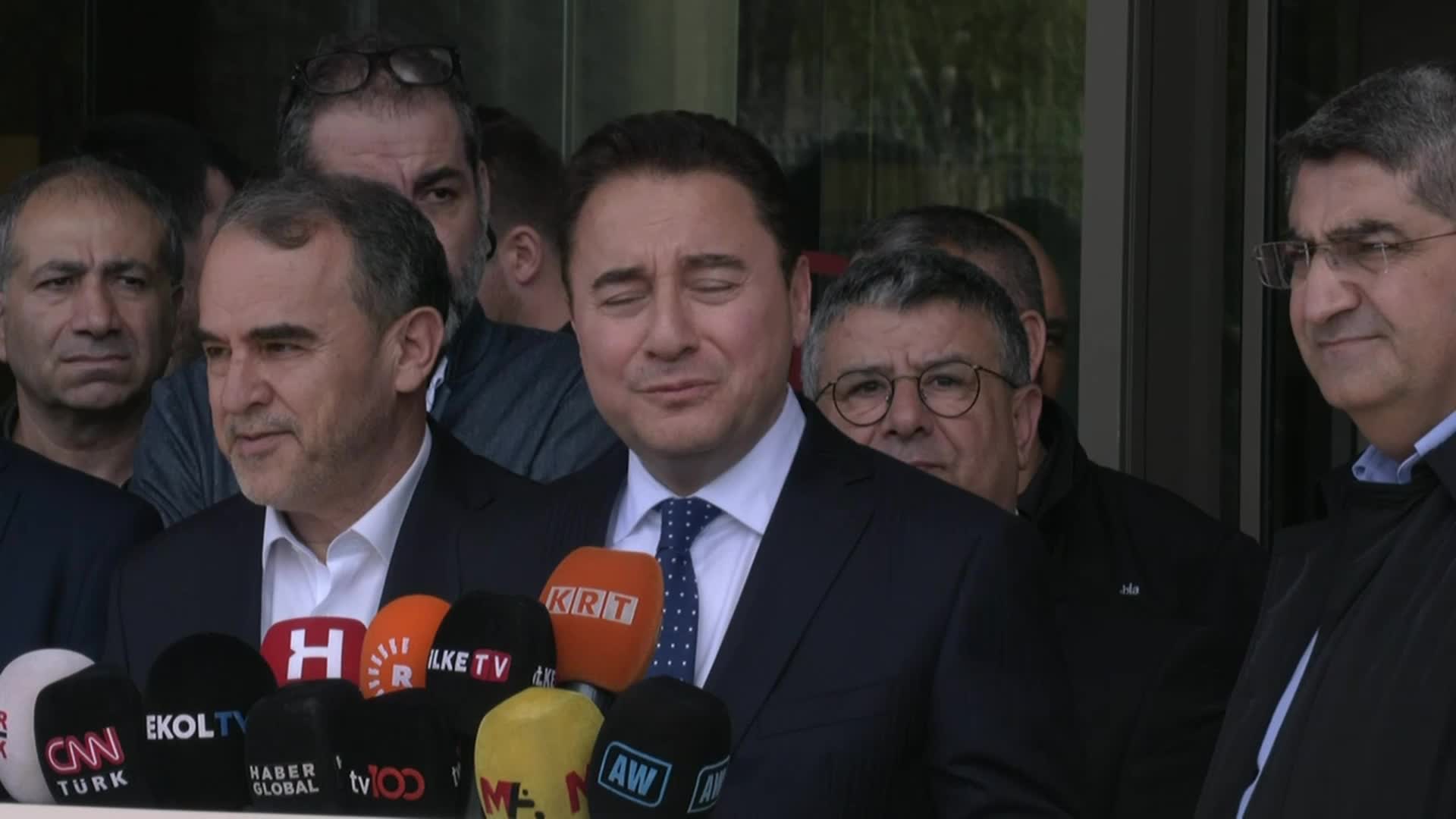 Ali Babacan, Sırrı Süreyya Önder'i ziyaret etti: "Umarım ki kalbi Türkiye için, barış için eski enerjisiyle çarpmaya devam eder"
